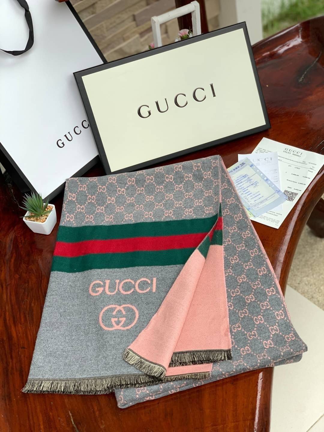 Gucci Pattern Logo Cashmere Shawl Scarf แบรนด์ดังจากประเทศอิตาลี ด้วยงานพรีเมี่ยมกิ้ฟ ส่งมอบความรู้สึกดีๆให้กับคนที่คุณรัก ในรูปแบบผ้าพันคอและผ้าคลุมไหล่ผืนใหญ่สีสันไม่ฉูดฉาด เหมาะกับชุดที่เป็นทางการหรือลำลองก็ได้ เป็นผ้าที่ให้ความอบอุ่น ถักทอด้วยผ้าcashm