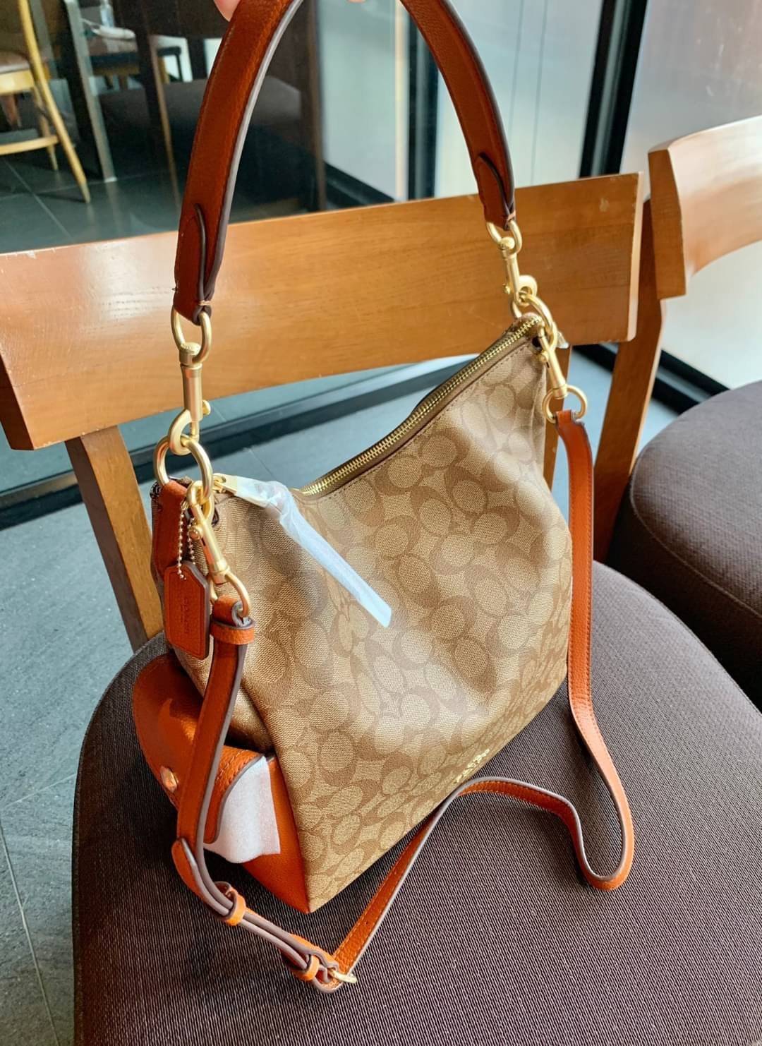 COACH PENNIE SHOULDER BAG ((C1523)) ✔️กระเป๋าหิ้ว//คล้องไหล่//สะพายข้างได้ สุดคุ้ม! ✔️ใบใหญ่ ทรงสวยใส่ของได้จุมาก หนังแท้ หนังนิ่ม สัมผัสแล้วหลงรักแน่นอนค่ะ ✔️ปากกระเป๋ากว้าง ล้วงหยิบของสะดวกมากๆ ภายในกระเป๋าโล่งกว้าง สัมภาระเยอะๆหายห