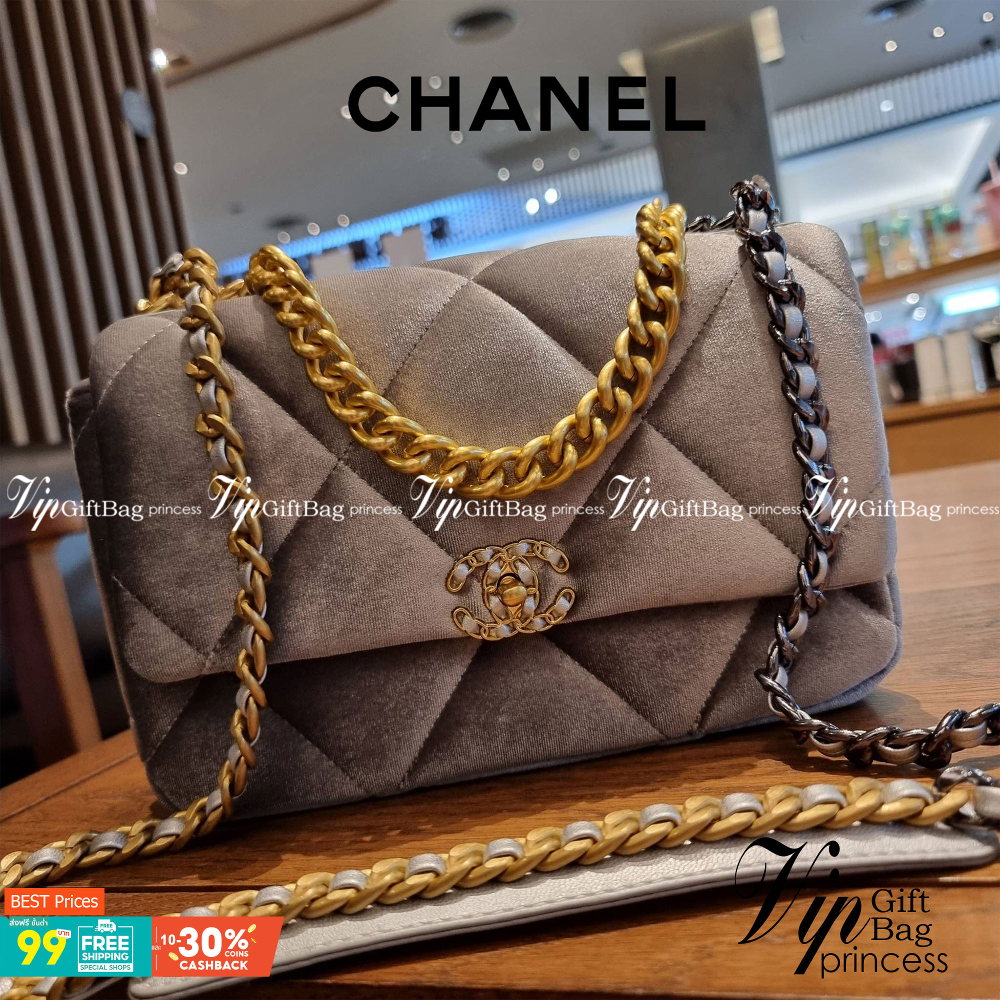 ไม่มองไม่เหลียวไม่ได้แล้ว!! ความหรูที่โดดเด่นจากผ้ากำมะหยี่ สร้างดีเทลผู้ดี ลูกคุณมากๆ Chanel vip boutique กระเป๋าสะพายจาก duty free ในราคาสุดประหยัด!! ดีไซน์เลิศ ตกแต่งด้วยโซ่ทูโทน ลงตัวแบบไม่มีที่ติ เปิด-ปิดด้วยตัวบิดล็อค ภายในโล่งกว้าง ใส่กระเป๋าสตางค์