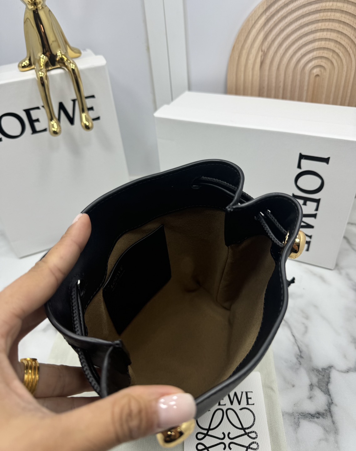 ORI หนังแท้ | LOEWE pebble pouch in smooth กระเป๋าทรงโท้ทดีไซน์คลาสสิค เรียบง่ายแต่ดูแพง มีระดับสุดๆ แต่งหมุดปั้มโลโก้แบรนด์สีทองสวยโดดเด่น เหมาะเป็นไอเท็ม everyday bag จริงๆ