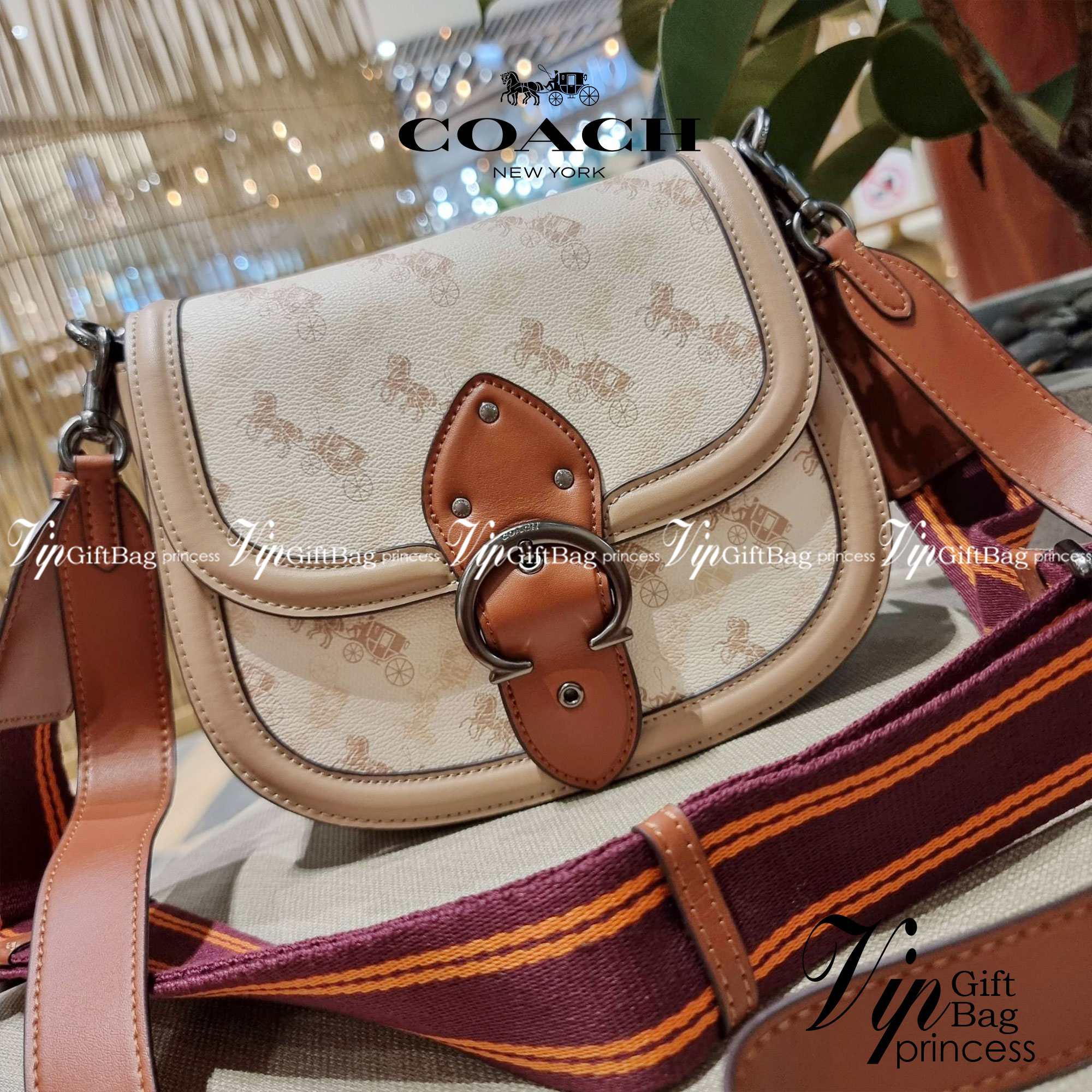 COACH C0745 BEAT SADDLE BAG WITH HORSE AND CARRIAGE PRINT The best item! ที่สาวๆรอคอย! ฮอตไฟลุก! สีหายาก ละมุนคุณหนู คอลเลคชั่นใหม่ ดีไซน์หรูหรา พิเศษมากๆมาพร้อมสายสะพาย 2 เส้น ใช้คู่กันหรือแยกสะพายก็สวยครบสูตร กระเป๋าสะพายทรง saddle คลาสสิค เปิด-ปิดด้วยก