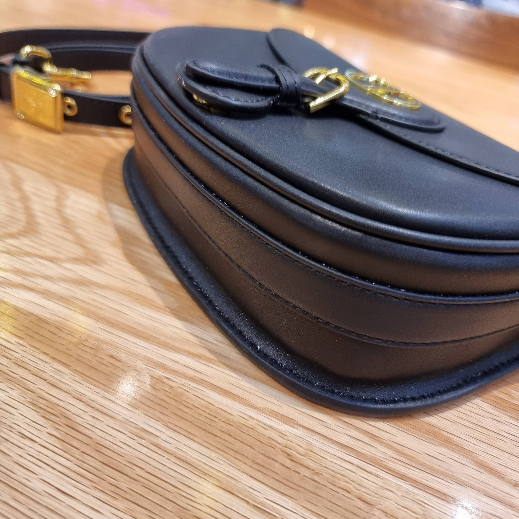 DIOR CD MEDIUM BOBBY BAG กระเป๋าสะพายข้างพรีเมี่ยมกิ๊ฟทรงสวย ดีไซน์ย้อนยุค เป็นเอกลักษณ์ไม่เหมือนใคร เปิด-ปิดด้วยกระดุมแม่เหล็ก ใช้งานง่าย อะไหล่ทองดูหรู ภายในเป็นช่องโล่ง มาพร้อมสายสะพาย crossbody ถอดออกได้ ปรับได้ จะถือเป็นคลัทช์ออกงานก็ได้ สะพายไปทำงาน