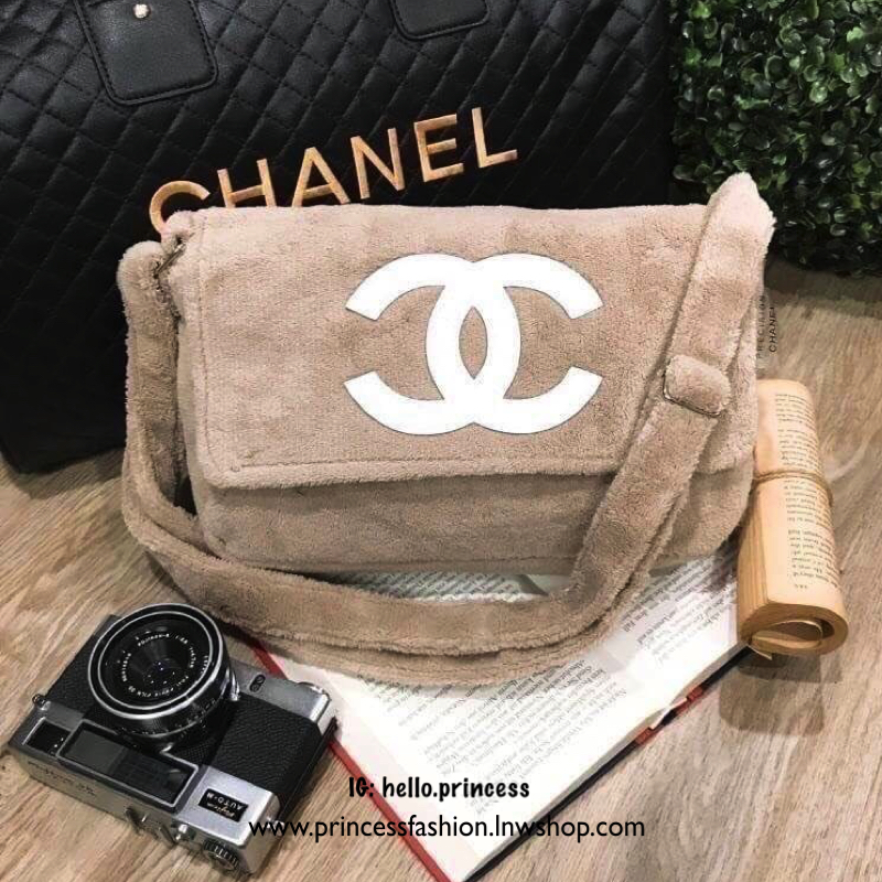 MUST HAVE! Chanel Beaute Crossbody Bag กระเป๋าถือหรือสะพายพรีเมี่ยมของเเท้จาก Chanel Cosmetic Counter VIP Gift รุ่นแนะนำวัสดุขนวูฟสีดำหนานุ่มตัดโลโก้แบรนด์หนังแก้วสวยโดดเด่น น้ำหนักเบา เปิดปิดด้วยฝาปิดกระดุมแม่เหล็ก ใบใหญ่กำลังดีใส่ ipad กระเป๋าสตางค์ใบยา