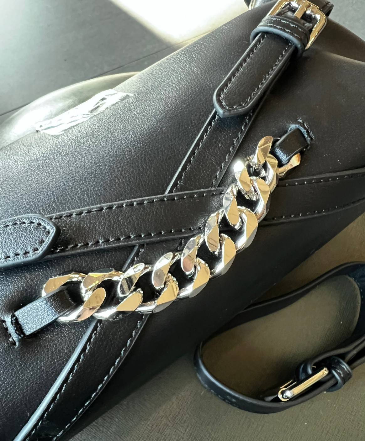 PRADA LEATHER SHOULDER BAG ใบเดียวเอาอยู่ตลอดวันเลยค่ะ! รุ่นนี้ใช้หนังอย่างดี หนังนิ่มซอฟมากๆ หลงรักแน่นอน!!