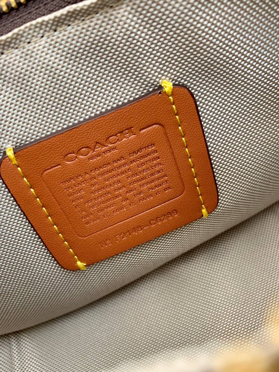 รุ่นใหม่ล่าสุด ต้อนรับหน้าหนาวนี้กันค่าา🎀 COACH SWINGER BAG IN SIGNATURE TEXTILE JACQUARD WITH BOUQUET MOTIF EMBROIDERY ((C6289)) พร้อมส่งที่ไทย จำนวนจำกัด สวยมากๆค่ะ! กระเป๋าหิ้วได้//สะพายข้างได้ วัสดุJacquardทอลายแบรนด์+หนังแท้ ได้ลงตัวสวย ดูคลา