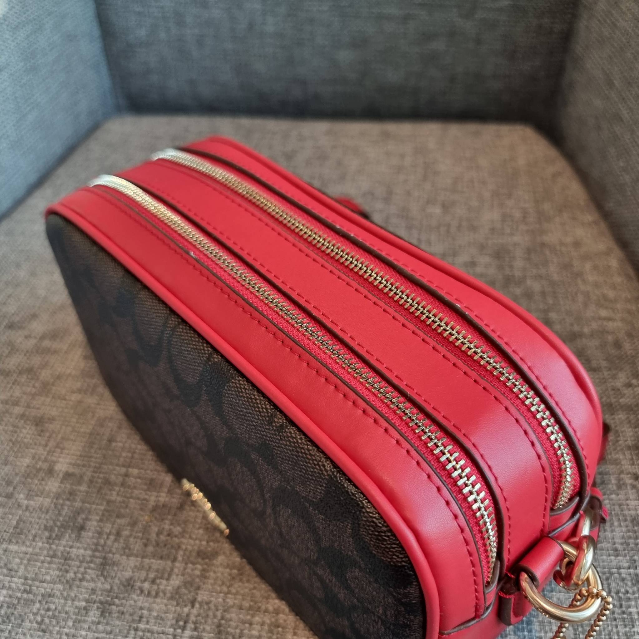 OUTLET 】COACH F68168 JES CROSSBODY IN SIGNATURE CANVAS รุ่นยอดฮิต!! กระเป๋าสะพายข้าง รุ่น 2 ซิป ใบใหญ่จุใจ สีคลาสสิคขายดี!! วัสดุหนังแคนวาสเคลือบลาย เปิด-ปิดด้วยซิป 2 ช่องหลัก ใช้งานง่าย ทรงสวยมากๆรุ่นนี้ มาพร้อมสายสะพาย crossbody ปรับได้ตามตัว ภายในใส่ขอ