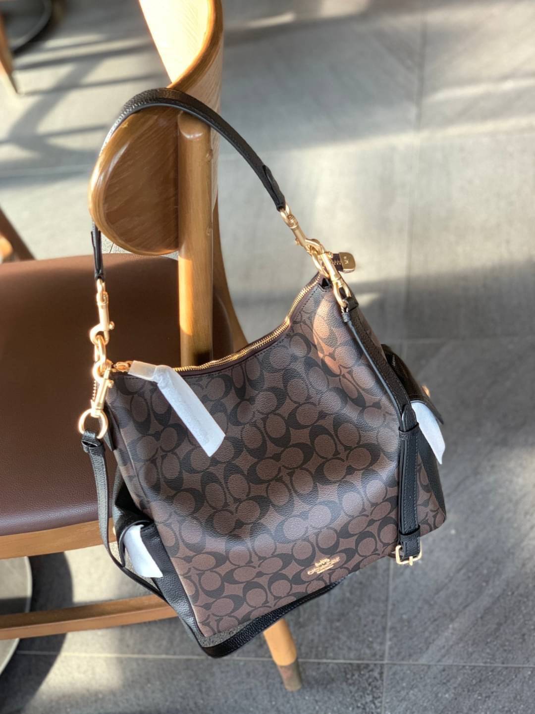 COACH PENNIE SHOULDER BAG ((C1523)) ✔️กระเป๋าหิ้ว//คล้องไหล่//สะพายข้างได้ สุดคุ้ม! ✔️ใบใหญ่ ทรงสวยใส่ของได้จุมาก หนังแท้ หนังนิ่ม สัมผัสแล้วหลงรักแน่นอนค่ะ ✔️ปากกระเป๋ากว้าง ล้วงหยิบของสะดวกมากๆ ภายในกระเป๋าโล่งกว้าง สัมภาระเยอะๆหายห