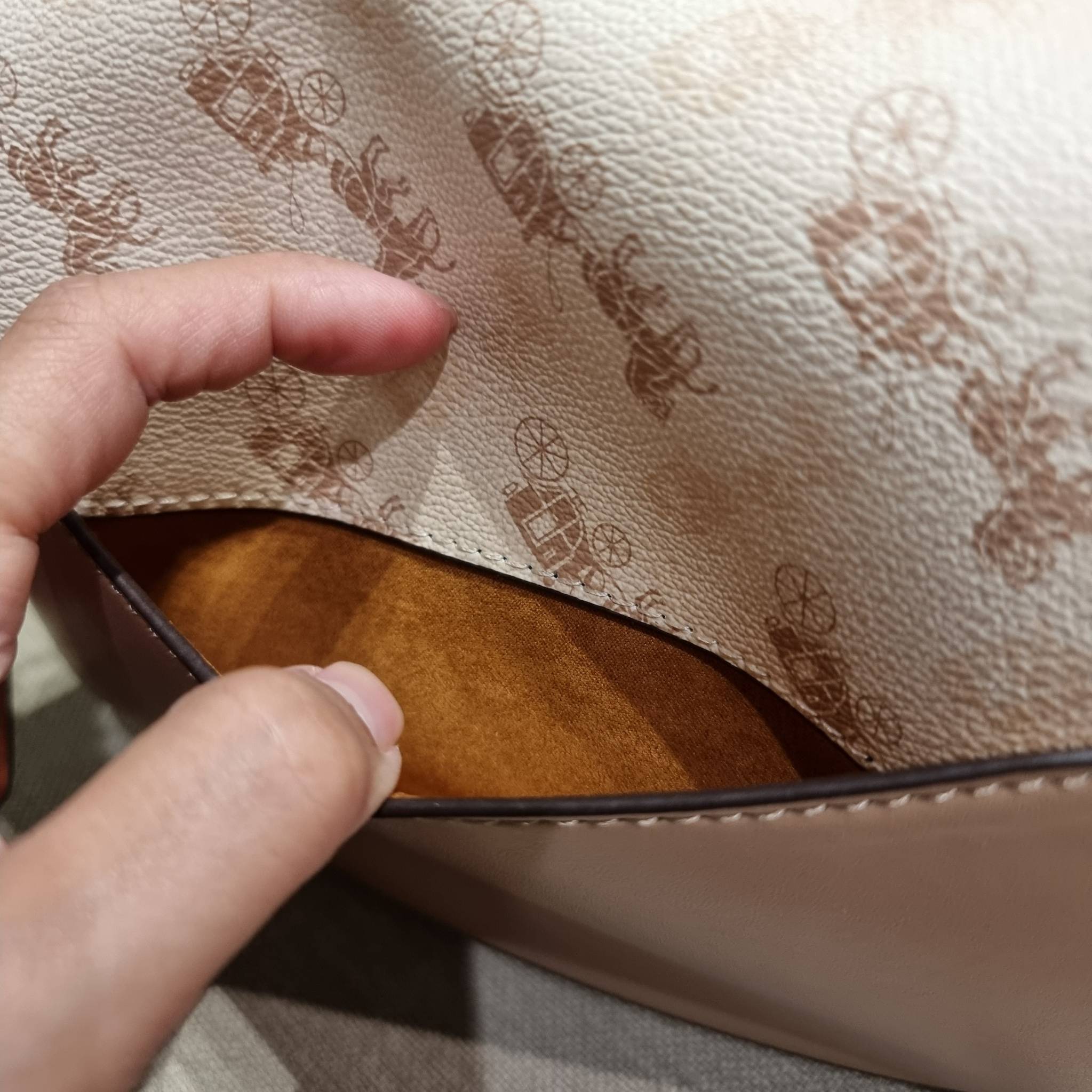 COACH C0745 BEAT SADDLE BAG WITH HORSE AND CARRIAGE PRINT The best item! ที่สาวๆรอคอย! ฮอตไฟลุก! สีหายาก ละมุนคุณหนู คอลเลคชั่นใหม่ ดีไซน์หรูหรา พิเศษมากๆมาพร้อมสายสะพาย 2 เส้น ใช้คู่กันหรือแยกสะพายก็สวยครบสูตร กระเป๋าสะพายทรง saddle คลาสสิค เปิด-ปิดด้วยก