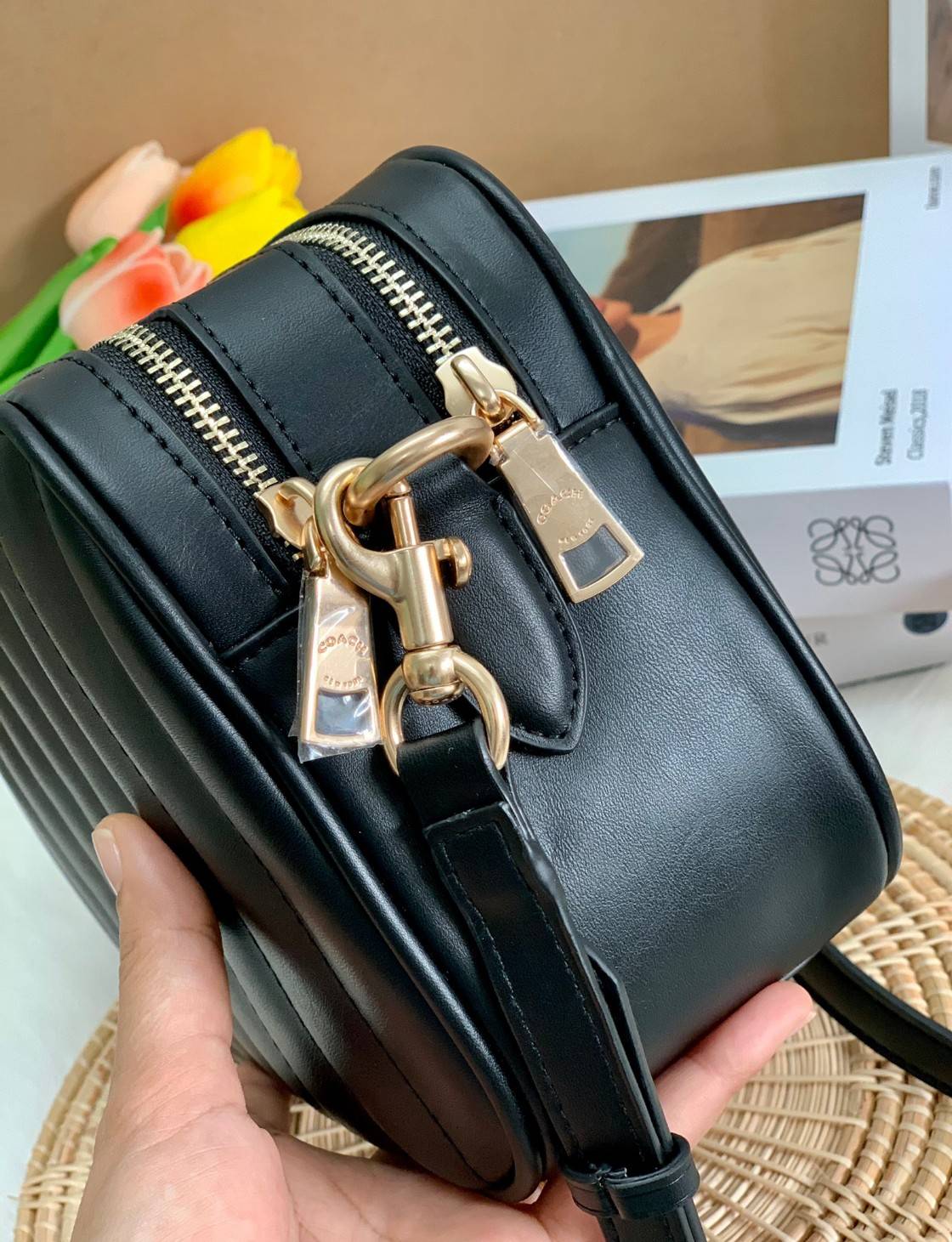 COACH C1569 JES CROSSBODY WITH LINEAR QUILTING ใหม่ล่าสุด!! กระเป๋าสะพายข้าง รุ่น 2 ซิป ใบใหญ่จุใจ ดีไซน์ใหม่ เพิ่มลูกเล่นให้ดูหรูหรายิ่งขึ้น วัสดุหนังสังเคราะห์บุเป็นลายเส้นสวยงาม เปิด-ปิดด้วยซิป 2 ช่องหลัก ใช้งานง่าย ทรงสวยมากๆรุ่นนี้ มาพร้อมสายสะพาย cr