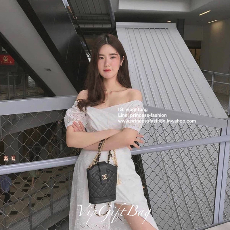 สวยหรูคลาสสิค **มีสายให้สองแบบ CHANEL VIP GIFT CROSSBODY BAG งาน CHANEL VIP GIFT ของแท้ 100% จากเคาเตอร์แบรนด์ CHANEL ทรงสวย ขนาดกำลังดี วัสดุหนัง CAVIER PU เปิดปิดด้วยกระดุมหน้าแบบบิดปลอดภัยหายห่วง ด้านในมีซิปอีกชั้น อะไหล่ทอง หัวซิปปั้มแบรนด์ ด้านในใส่โ