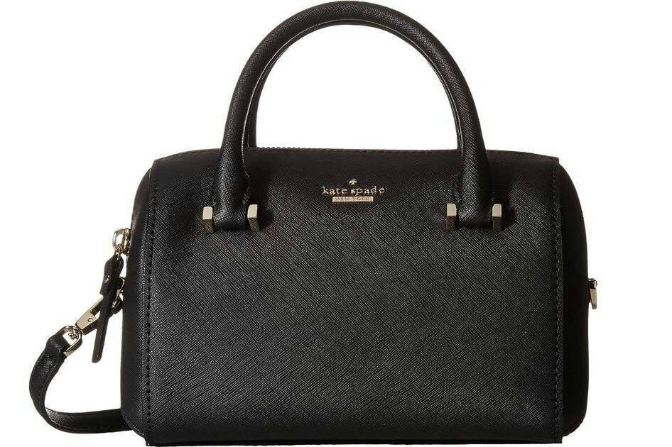 Kate Spade New York Cedar Street Bowling Bag กระเป๋าถือหรือสะพายหนัง Saffiano ทรง Bowling สวยหรู อยู่ทรงสไตล์ PRADA ด้านหน้าประดับโลโก้สีทองหรู มาพร้อมสายสะพายยาวถอดได้ปรับได้ ภายในมีช่องซิปและช่องใส่มือถือ ใส่กระเป๋าสตางค์ใบยาวของใช้ได้จุ น้ำหนักเบาขนาดก