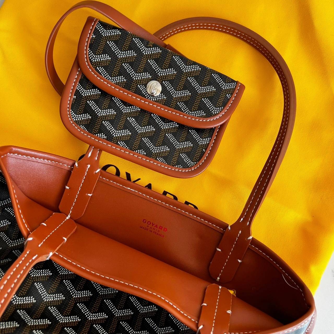 ori GOYARD saint louis mini tote reversible bag / GOYARD ANJOU TOTE MINI กระเป๋าทรงโท้ตมินิ ใช้ได้สองด้านเป็นหนังแท้เกรดดีทั้งใบ ทำให้การใช้งานได้ทนทานกว่า พิมพ์ลายคมชัด ขนาดกำลังน่ารัก ภายในโล่งกว้าง ใส่ของได้เยอะพอสมควรเลยค่ะ ดีไซน์ทรงสวยน่าใช้ แค่ถ
