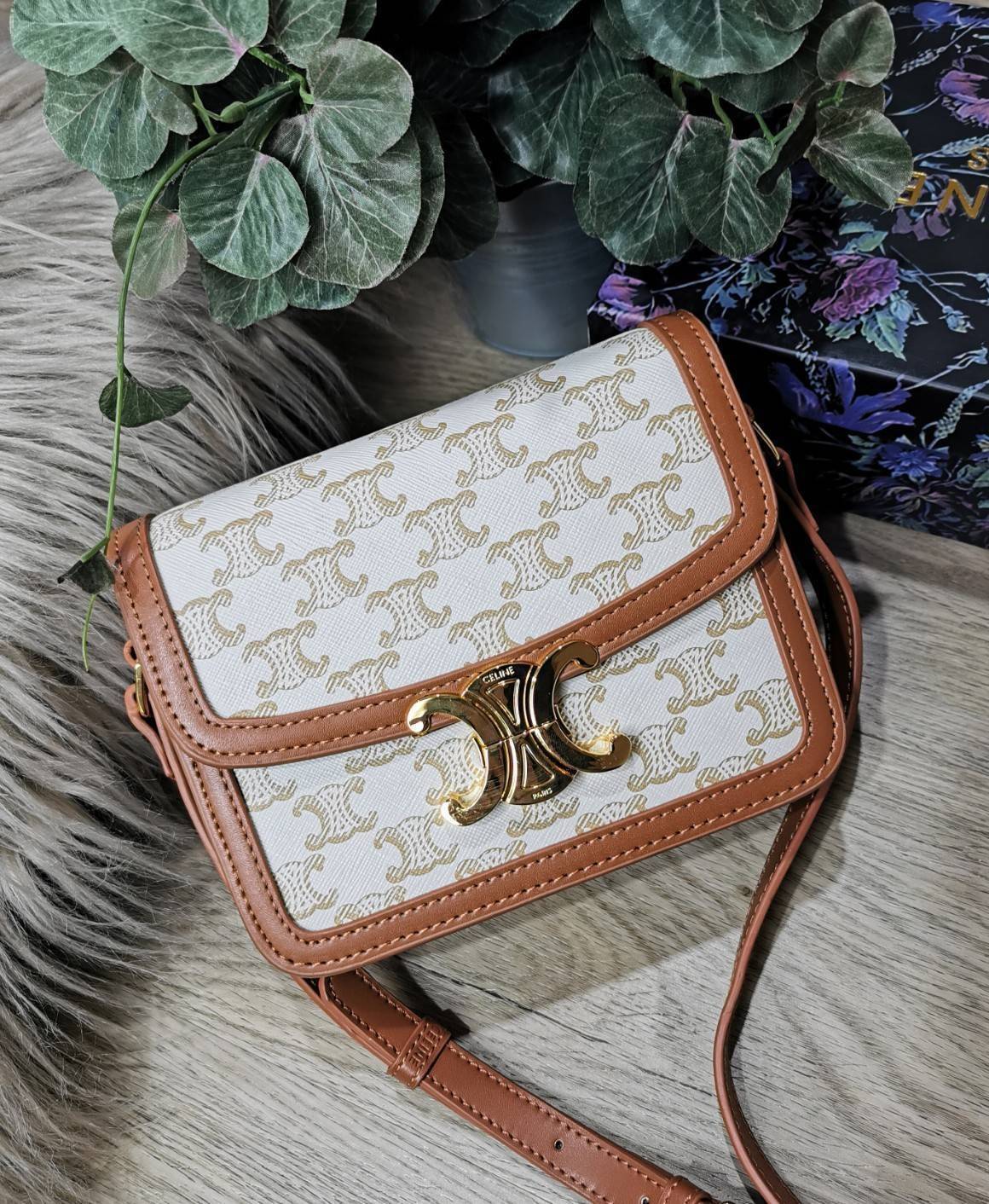 CELINE TRIOMPHE CROSSBODY BAG VIP GIFT WITH PURCHASE-GWP พรีเมี่ยมกิ๊ฟ Limited Edition จาก CELINE PERFUME DUTY FREE COUNTER วัสดุ TRIOMPHE CANVAS & LEATHER ดีไซน์ยอดนิยมสไตล์สาว LISA