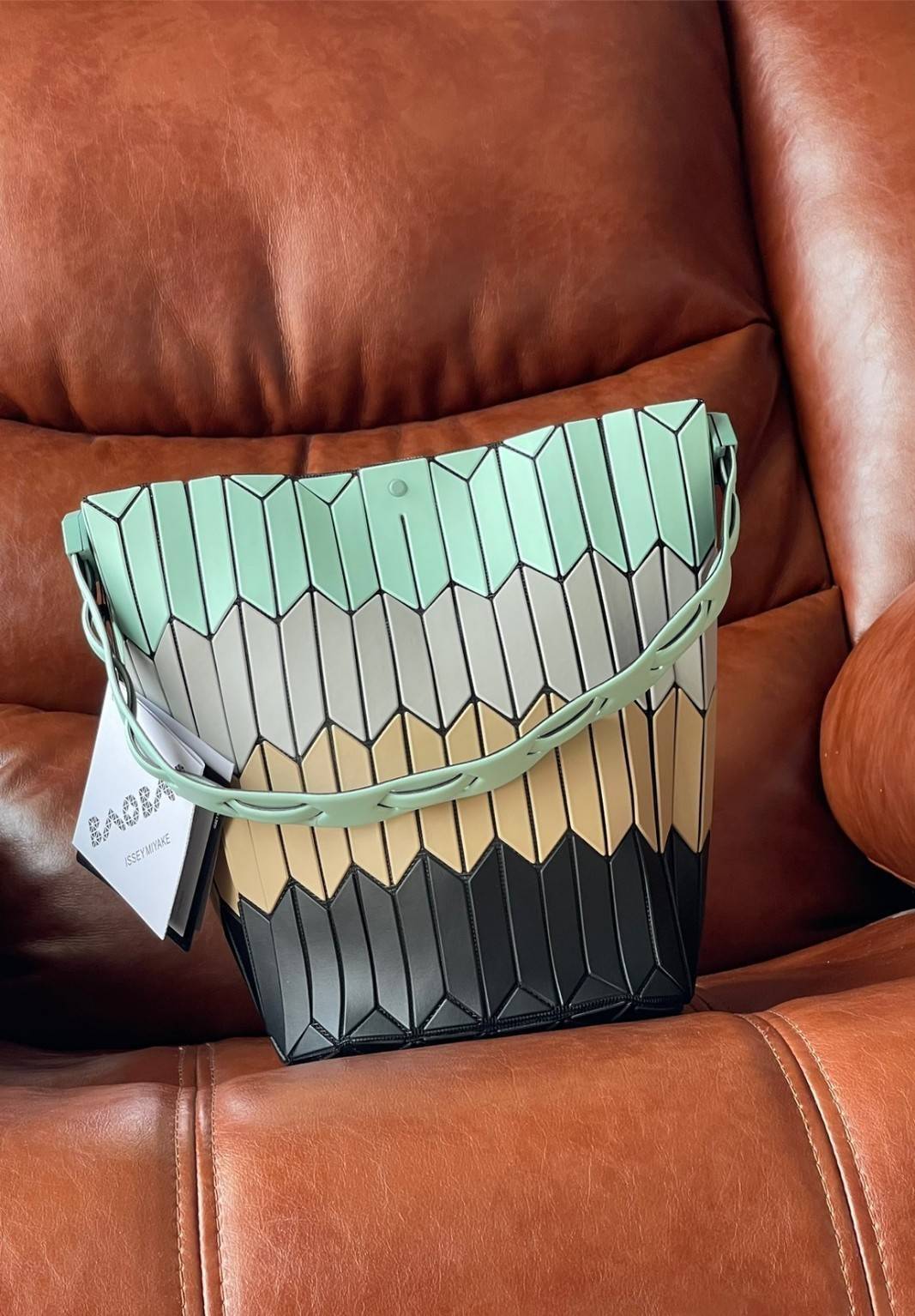 Baobao Issey Miyake Large Bucket กระเป๋าบัคเก็ตขนาดใหญ่สามารถใช้ใส่ร่มพับได้หรือขวดน้ำขนาดเล็กได้ ซีรีย์ใหม่นี้มีจุดเด่นที่แผ่นรูปทรงสี่เหลี่ยมด้านขนานในแนวตั้ง