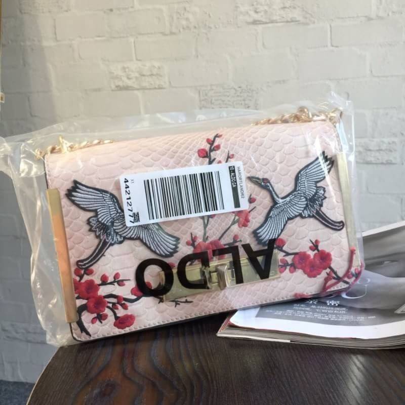 ALDO Bergantino Cross Body Handbag กระเป๋าถือหรือสะพายรุ่นใหม่ล่าสุดจาก ALDO แบรนด์ดังแคนนาดาดีไซน์สุดชิคน่ารักมุ้งมิ้งปักเลื่อมลายนกกระเรียนสวยสดใส พร้อมห้อยฟู่ฟรุ้งฟริ้ง เปิดปิดด้วยล๊อคบิดอะไหล่ทอง ภายในมีโลโก้ ช่องซิปและช่องใส่มือถือใส่กระเป๋าสตางค์ยาว