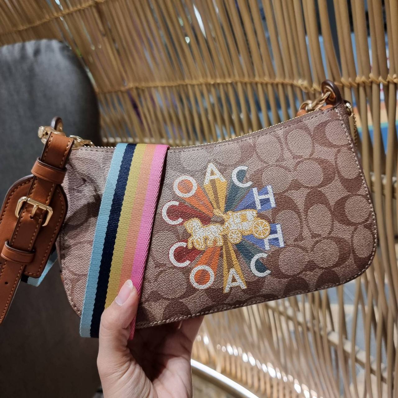 COACH C7264 C6823 C6817 JES BAGUETTE IN SIGNATURE CANVAS คอลเลคชั่นใหม่ล่าสุด พร้อมเสิร์ฟความสวยถึงบ้านเช่นเคย!! กระเป๋าสะพายทรงบาแกตต์ ดีไซน์ย้อนยุค ที่แอบแฝงความเรียบหรูดูแพงอยู่ในตัว โดดเด่นด้วยสายสะพายเส้นใหญ่ โทนสีคอนทราส ทำให้ไอเท็มนี้ดูมีลูกเล่นมาก