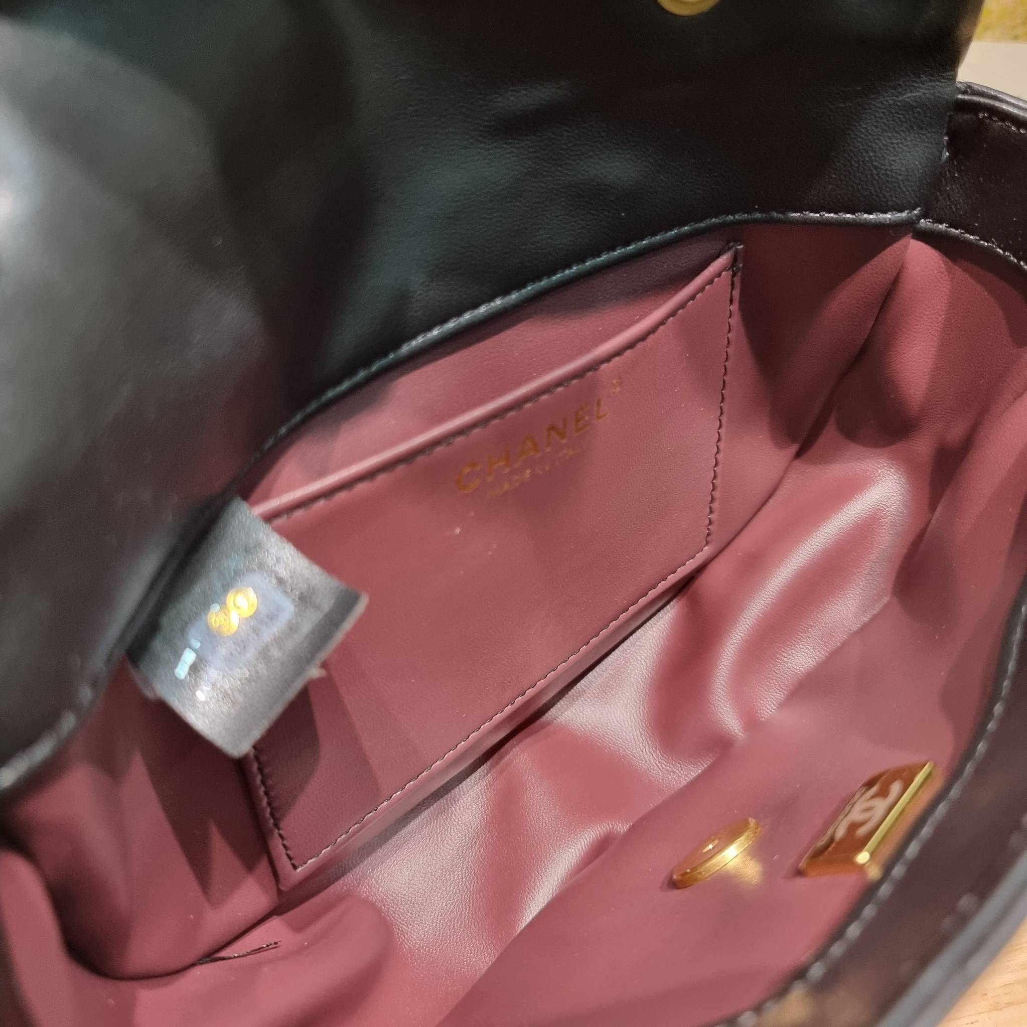 Chanel camellia vintage half moon bag ดีไซน์ใหม่ 2023 สุดหรู กับกระเป๋าสะพายไอเท็มคลาสสิค เลิศที่ตัวอะไหล่ใช้รูปดอกคามิเลียเอกลักษณ์มาเป็นตัวชูความแพง สำหรับกดปรับสายสะพายได้แบบชิคๆ