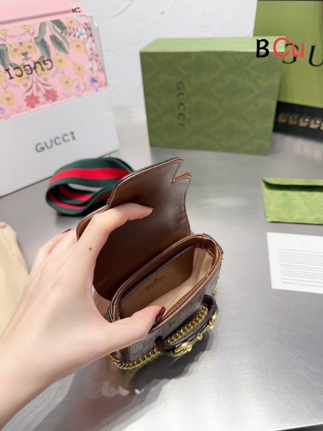 GUCCI Horsebit 1955 strap wallet พร้อมส่ง! กระเป๋าไซส์มินิน่ารัก มี 5 สีให้เลือก สายสะพายถอดได้ เลื่อนปรับระดับได้ เป็นอีกรุ่นที่น่าใช้มากๆ สินค้าแนะนำ