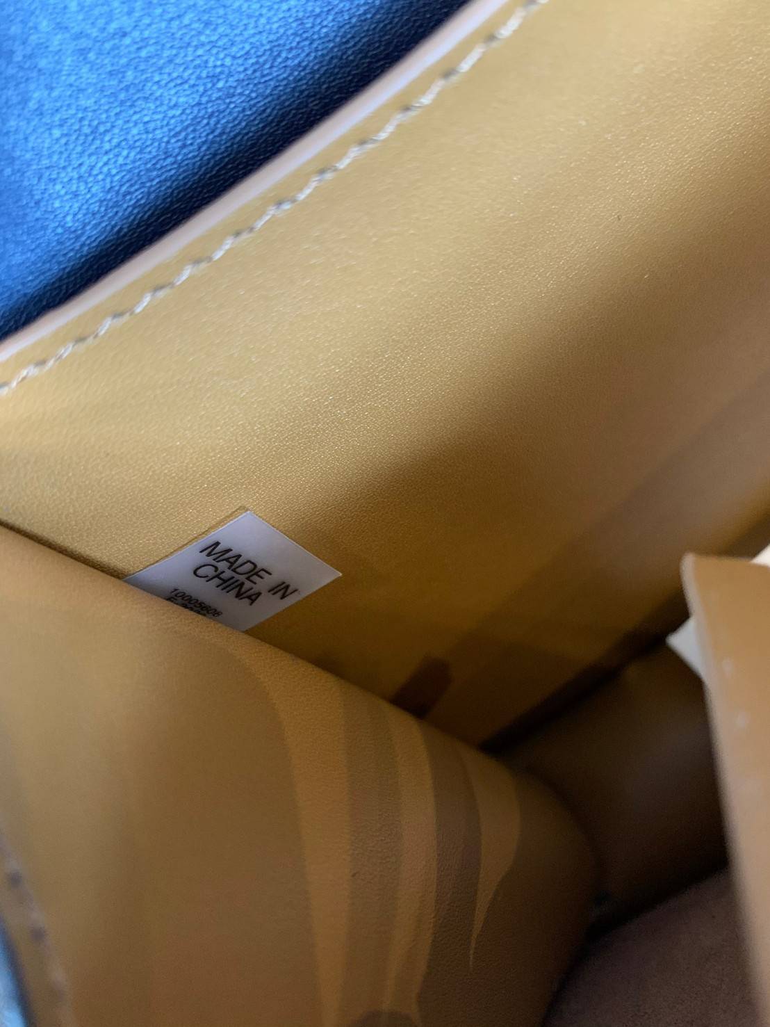 คุณภาพจัดเต็มกันเลยค่าา😘Tory Burch T Monogram Jacquard Shoulder Bag ห้ามพลาด! กระเป๋าสะพายแบบครอสบอดี้ร์ วัสดุJacquard+หนังแท้ชั้นดี ได้ลงตัวสวยงาม รูปแบบร่วมสมัยตามแบบฉบับแบรด์ได้ดีทีเดียวค่ะ! เปิดปิดกระเป๋าแบบอะไหล่แบรนด์ล็อคแม่เหล็ก