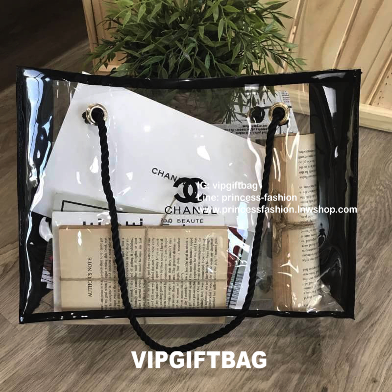 พรีเมี่ยมกิ๊ฟแท้ 100% 🔥 กระเป๋า Chanel waterproof bag ปั๊มโลโก้ กระเป๋ากันน้ำมาแล้วจ้า ร้อนๆแบบนี้พกติดไปสระน้ำด้วยนะคะ จุขอได้เยอะ สวยๆรับซัมเม่อร์นี้ไปเลยจ้าา