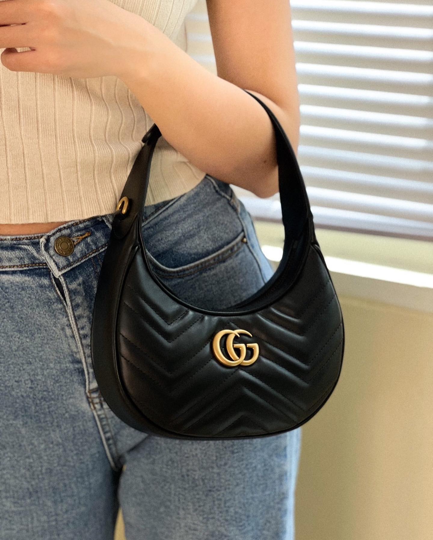 Gucci GG Marmont half-moon-shaped mini bag กระเป๋าคล้องไหล่ ความตัวแม่สายแฟชั่น ต้องกระเป๋าทรงจันทร์เสี้ยวแบบสับค่ะ! ความโค้งมนใช้งานง่าย เอามาสะพายก็คือชนะเลิศไปเลย ภาพถ่ายจากงานขายจริง ใช้งานต่างประเทศได้