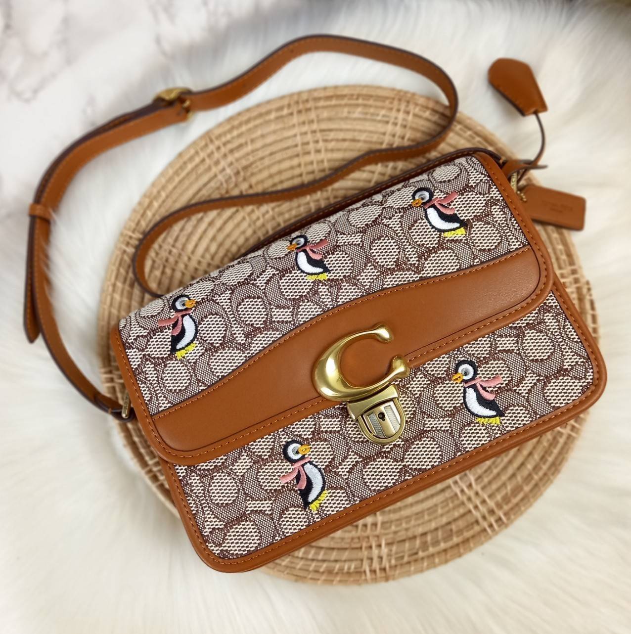 COACH STUDIO SHOULDER BAG IN SIGNATURE JACQUARD WITH PENGUIN MOTIF (C7935) กระเป๋าสะพาย ดีไซน์เฉียบ! สุดคลาสสิค ที่เป็นเอกลักษณ์เฉพาะตัว//วัสดุ JACQUARD พิมพ์ลาย SIGNATURE ผสมหนังแท้ รูปทรงสวย ดีเทลเรียบหรู เพิ่มดีไซน์โดดเด่น ด้วยการปักเย็บ รูปเพนกวินสุดน