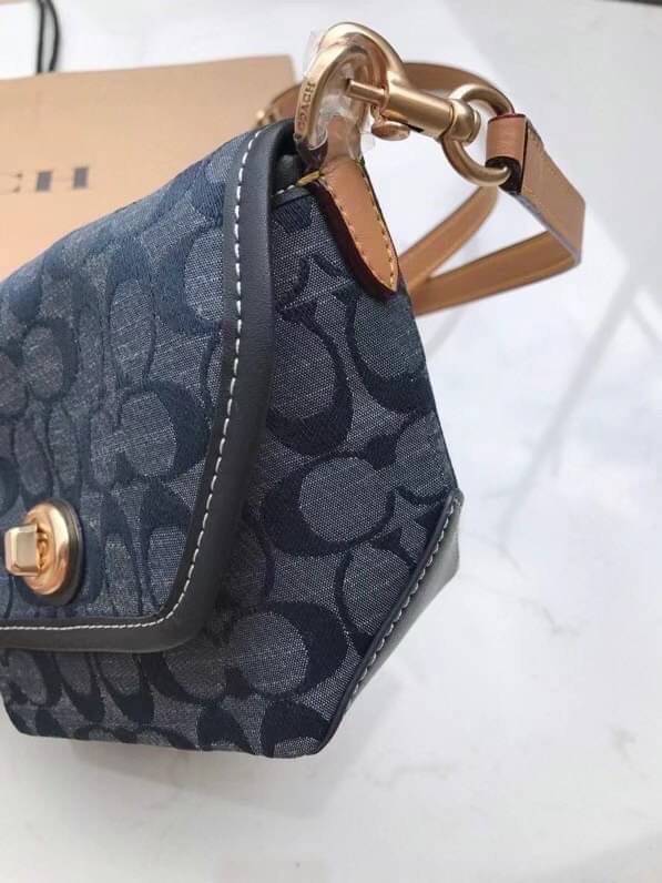 คอลเลคชั่นใหม่ ทั้งสวยทั้งคุณภาพค่ะ COACH KARLEE CROSSBODY BAG พร้อมส่ง ได้ไปไม่ผิดหวังแน่นอนค่ะ! สวยๆแบบคนดังระดับโลกกันค่าา กระเป๋าสะพายแบบครอสบอดี้ร์ หนังแท้นิ่มสวยงามมากๆค่ะ รูปทรงน่ารักกระทัดรัด เปิดปิดกระเป๋าแบบหมุนล็อค ภายในสามารถ