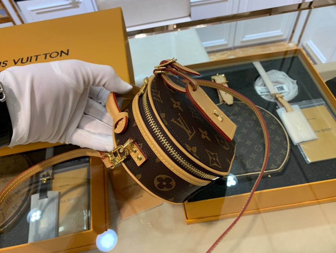 หนังแท้ LOUIS VUITTON MINI BOITE CHAPEAU พร้อมส่งที่ไทย งานหนังแท้เกรดเทพออริจินอล ไปไหนก็ได้ทั่วโลก สวยมากกกก ภาพสินค้าถ่ายจากงานขายจริงค่ะ