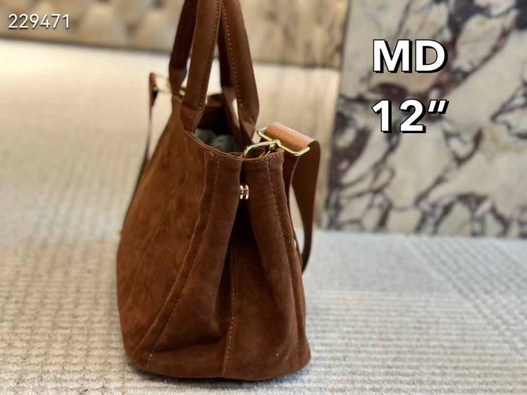 PRADA Suede Tote Bag กระเป๋าทรงโท้ทงานหนังกลับ สวยเด่นเป็นเอกลักษณ์มาก ดีไซน์เรียบแต่มากมีอยู่จริง สวยดูแพง ที่ไม่มีตอนนี้คือพลาด