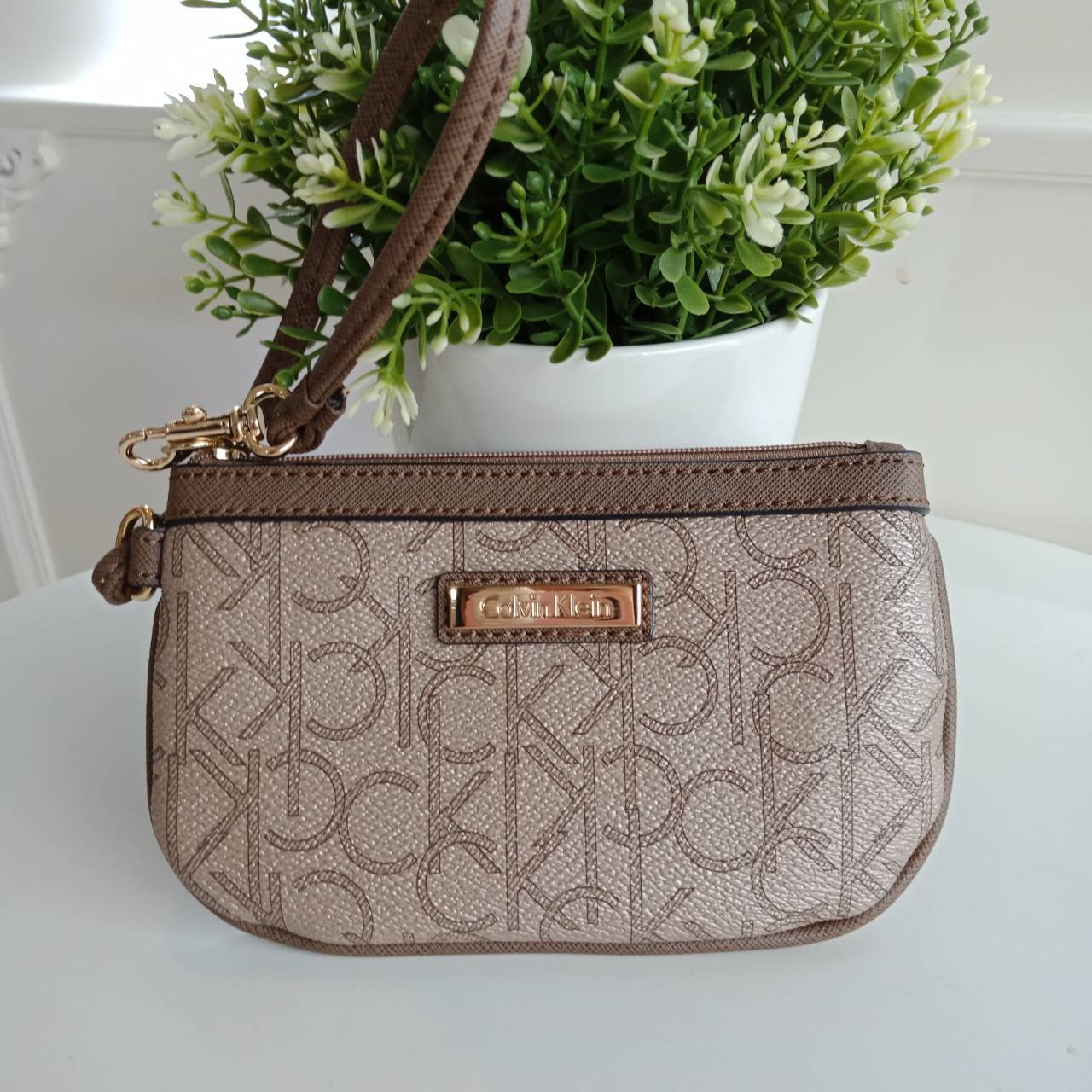 New must have item! กระเป๋าคล้องมือ ทรงน่ารัก จากแบรนด์ calvin klein มีมาให้ช้อปคะ หนัง pvc ทั้งใบอย่างดี มีสายคล้องมือเก๋ ด้านหน้าตกแต่งด้วยโลหะปั้มแบรนด์ เปิดปิดด้วยซิป ด้านในบุด้วยผ้าปั้มแบรนด์ มีช่องใส่บัตรแยก จะใส่ธนบัตรหรือบัตร ก็พกติดตัวในวันสบายๆ