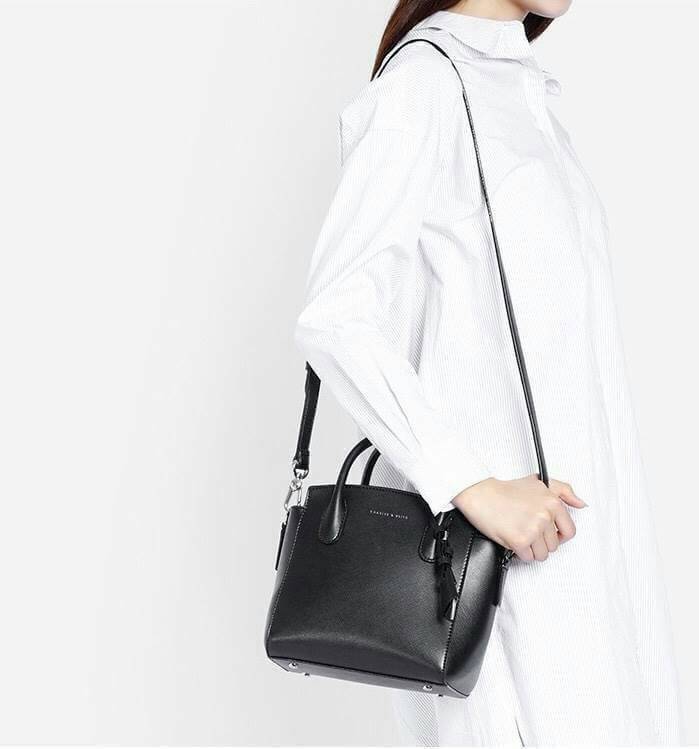 CHARLES & KEITH GUSSETED TOTE BAG กระเป๋าถือหรือสะพายวัสดุหนัง Saffiano สวยอยู่ทรงเเข็ง ไม่ย้วย ขนาดกำลังดี น้ำหนักเบา ดีไซน์สวยเก๋ด้วย TAG .ห้อยที่หูกระเป๋าปั๊มโลโก้แบรนด์อะไหล่ถอดเเยกใช้ได้ เปิดปิดด้วยซิปสะดวกใช้ สามารถใส่กระเป๋าสตางค์ใบยาว ของใช้จุกจิก