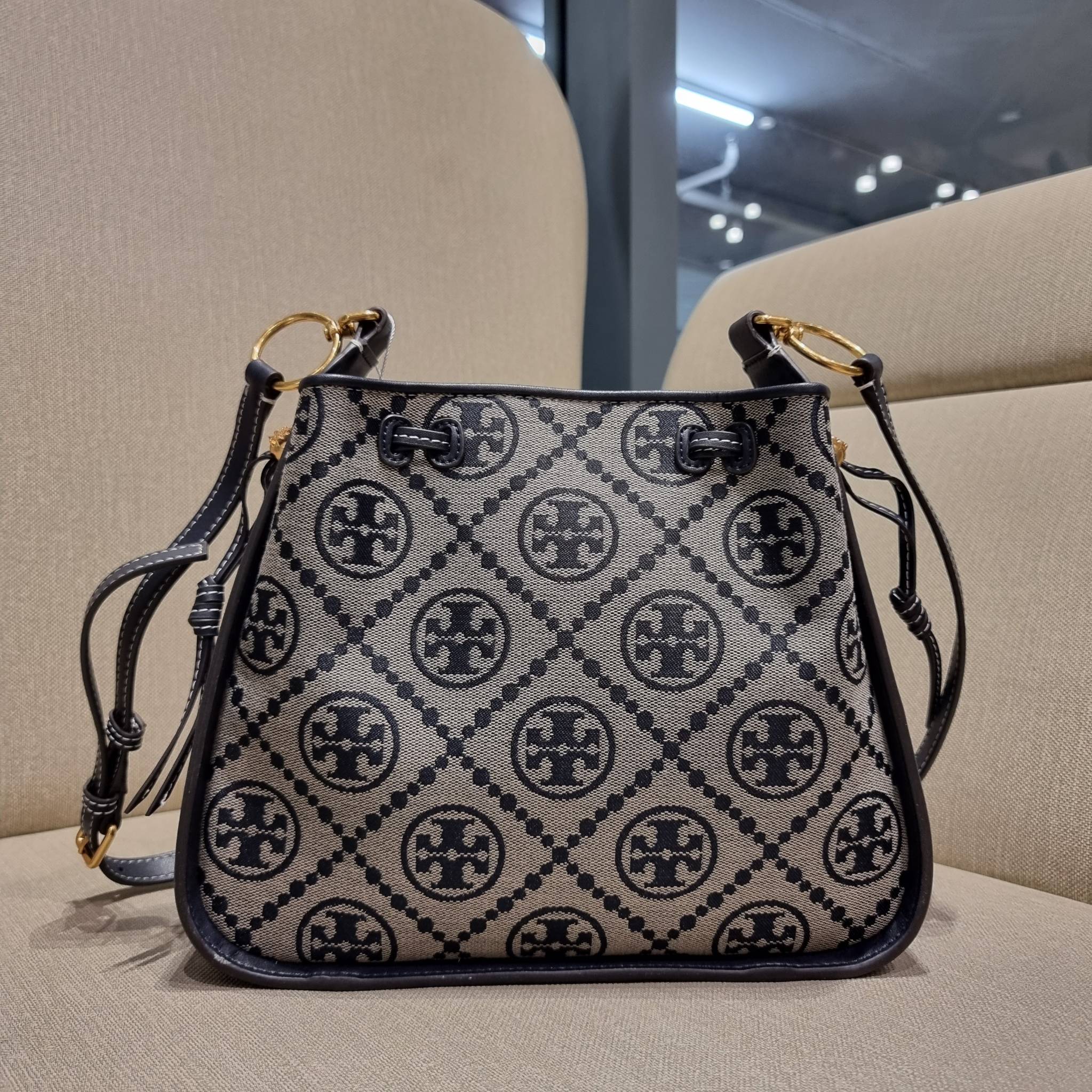TORY BURCH T MONOGRAM JACQUARD BELL BAG คอลเลคชั่นใหม่ กับกระเป๋าลายโมโนแกรมยอดฮิต ที่มาในรูปทรงดีไซน์สวยเก๋ ชิคๆคูลๆ รับรองว่าไม่มีเกร่อ ตัวกระเป๋าทรงเหลี่ยม รูปเก็บทรงได้ในส่วนของปากกระเป๋า หรือไม่รูด ก็ได้ความสวยไปอีกแบบ วัสดุผ้า jacquard ตัดสลับหนังแท