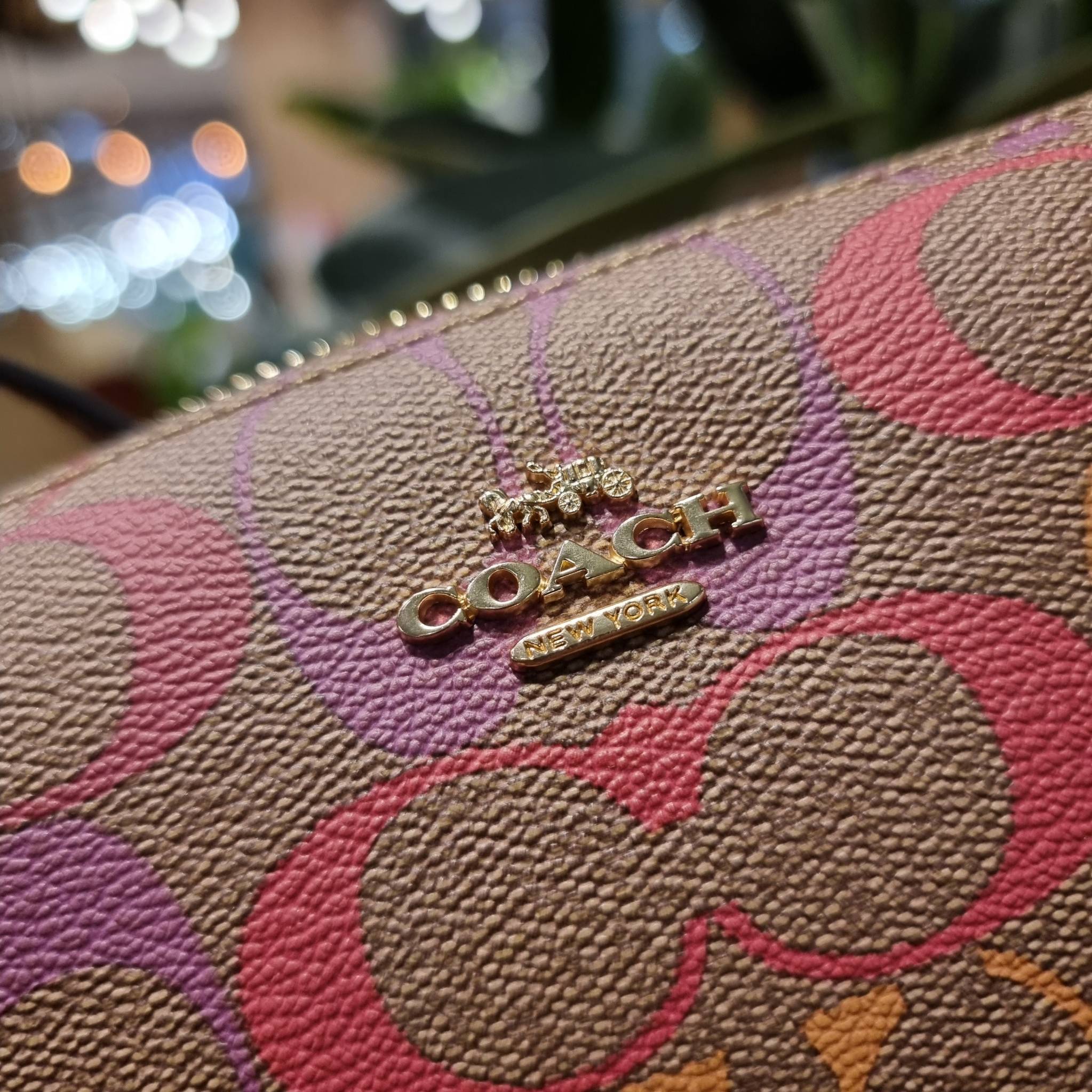 COACH C1653 ZIP TOP CROSSBODY IN RAINBOW SIGNATURE CANVAS คอลเลคชั่นใหม่ ปังและสวยไปอีกหนึ่ง สาวๆตามหาต้องไอเท็มนี้ กระเป๋าสะพายข้าง ใช้งานง่าย สายสะพายในตัว ปรับได้สบายๆ ดีไชน์รูปทรงออกมาคลาสสิค น่าใช้ วัสดุหนังแคนวาส เปิด-ปิดด้วยซิป ภายในเป็นช่องโล่ง มี