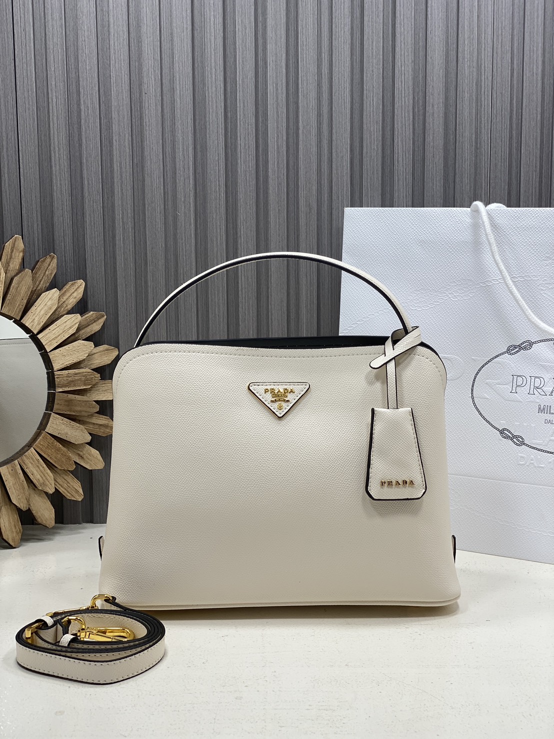 ORI หนังแท้ | Prada Matinee Medium Saffiano Leather Bag 28cm กระเป๋าสะพายทรงโฮโบสวยหรู ดีไซน์เรียบหรูตามแบบฉบับแบรนด์ ยังคงความเรียบแต่มากไว้อย่างหรูหราลงตัว ใช้งานได้หลากหลายโอกาส