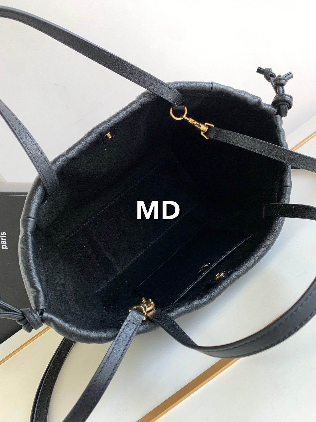 CELINE Small Cabas Drawstring Cuir Triomphe / CELINE TOTE BAG กระเป๋าทรงโท้ทน่ารักน่าใช้ ตัวกระเป๋าหนังนุ่มมาก ปากกระเป๋าเป็นหูรูดดึงปรับทรงได้สองแบบสองสไตล์