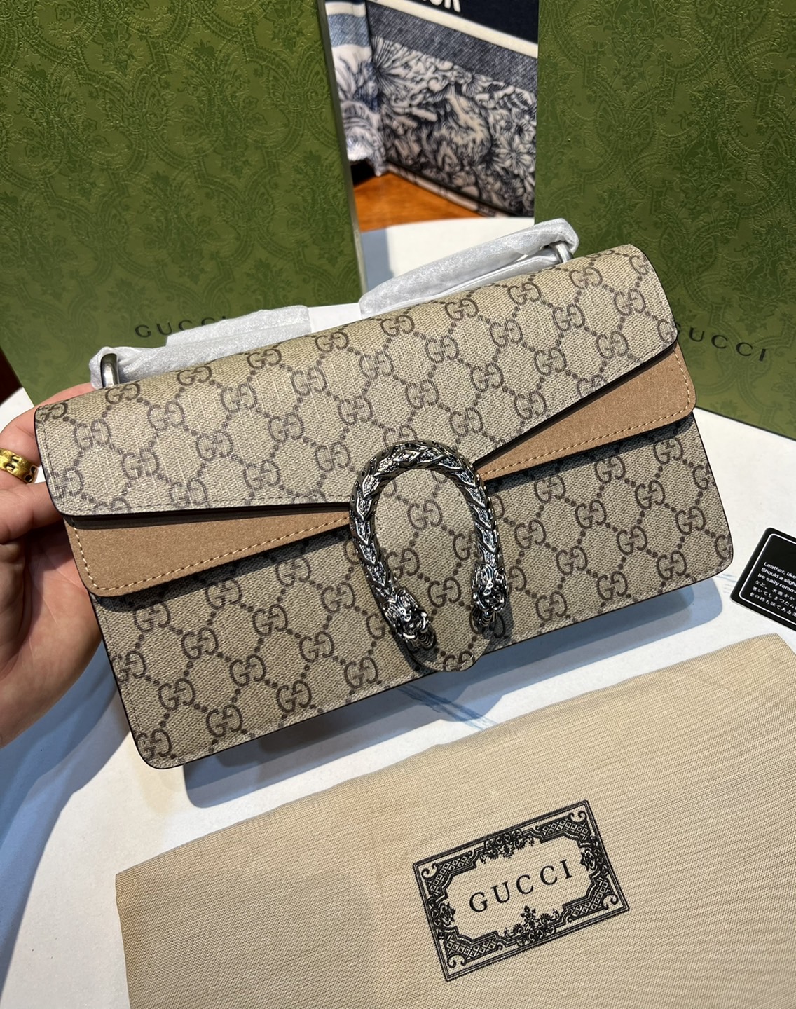 28CM หนังแท้ GUCCI Dionysus shoulder bag ฮอตไอเท็ม รุ่นนี้ขายดีขายหมด สวยหรู คุณหนู ผู้ดีมาก!! นานๆ มาจะมาน้าา รุ่นหายากค่ะ กระเป๋าสะพายข้าง ดีไซน์อยู่ทรง ขนาดกำลังสะดวกใช้สำหรับสาว วัสดุหนังแท้เต็มใบ ภายในแบ่งสัดส่วนได้เป็นอย่างดี งานจริงดีงาม สาวๆได้ไปร