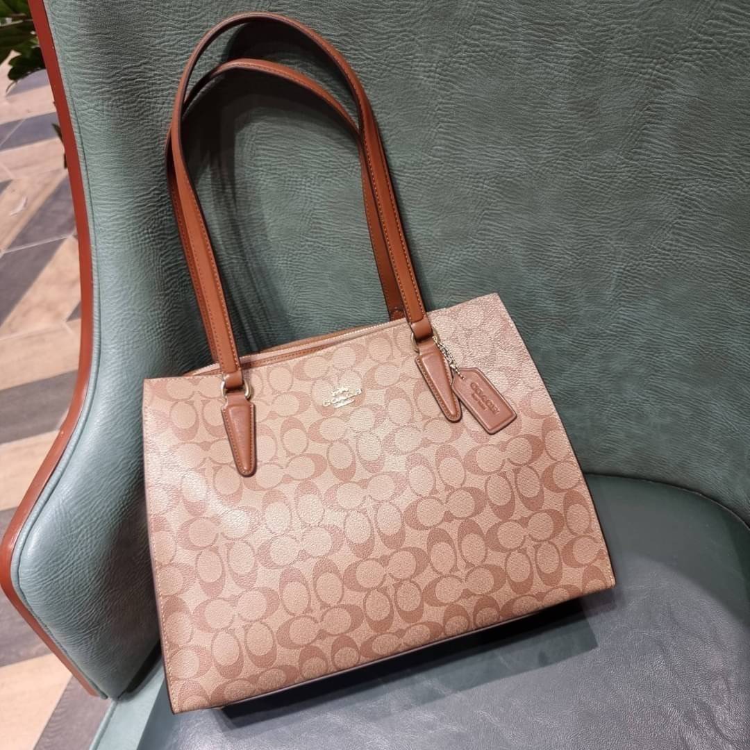 COACH C4075 TATUM CARRYALL IN SIGNATURE CANVAS คอลเลคชั่นใหม่ล่าสุด จัดมาให้ได้สวยก่อนใคร สวยหรูทุกสี!! ลุคผู้ดีต้องมาอีกหนึ่ง กระเป๋าสะพายทรงสวย ที่มาพร้อมสายสะพายไหล่ในตัว และสายครอสบอดี้สำหรับสะพายข้าง วัสดุหนัง crossgrain สวยคมมากๆ ตัวกระเป๋าถูกแบ่งเป