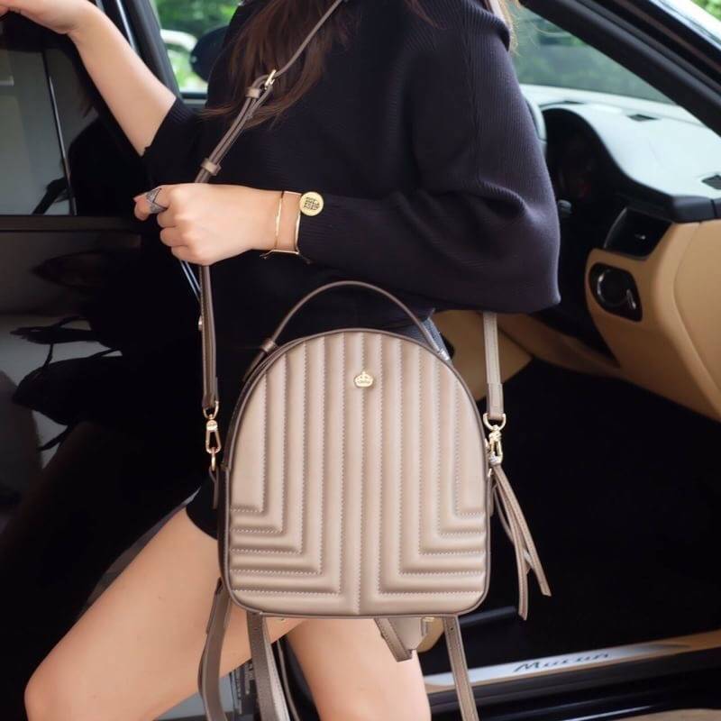KEEP ' Nadia ' backpack 🎒👟 เป้ หนังแกะสังเคราะห์ สวย หรู ปักลายพิเศษ สามารถสะพายหลัง หรือ สะพายข้างได้ เลิศ !! =>> กระเป๋าทรงสวย งาน handmade เย็บแบบฝีมือต่อฝีมือ เพิ่อให้ได้ใบนี้