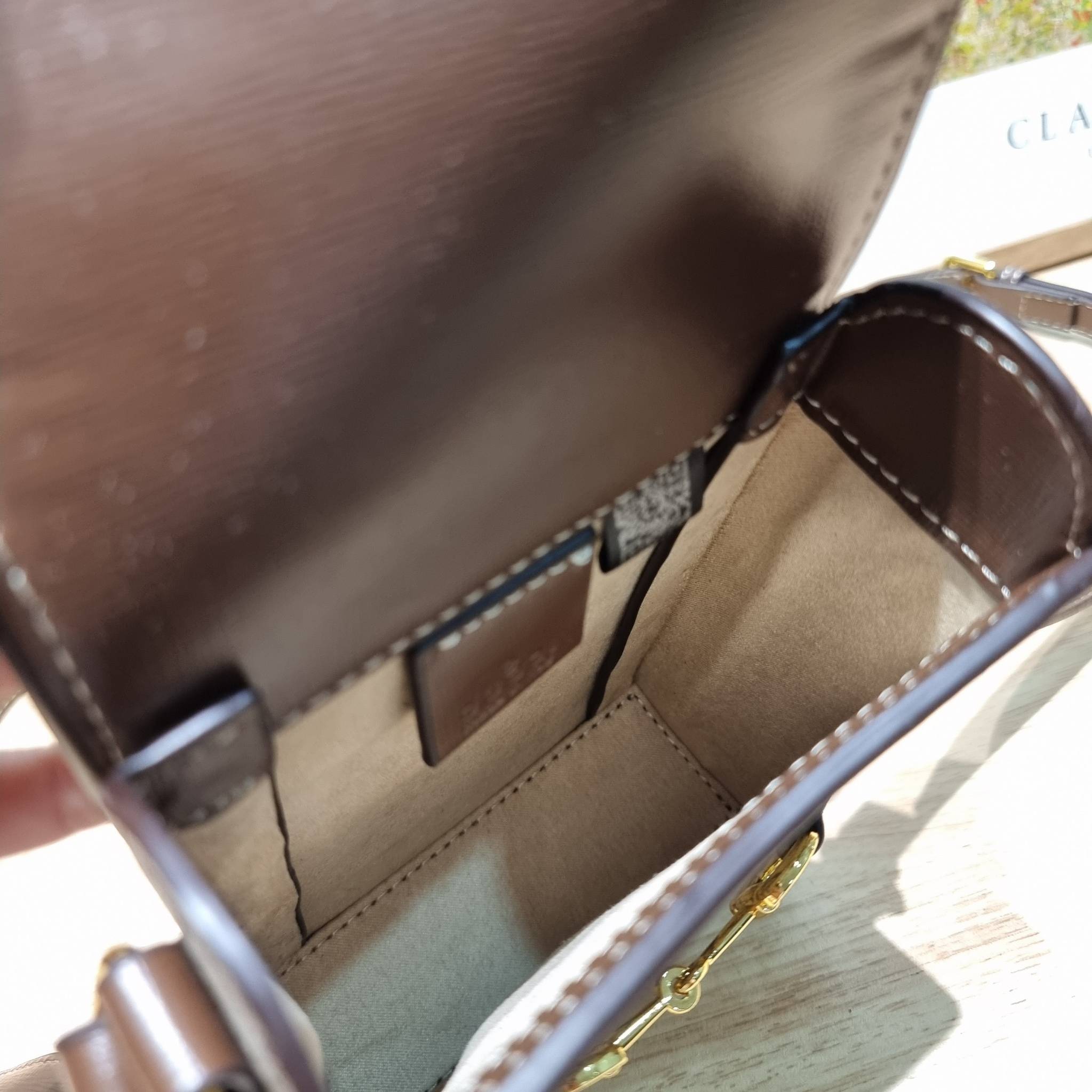 Set 3 ชิ้น Gucci Horsebit 1955 mini bag / Gucci Phone Bag box set ชวนสะสม ใครมองหาของขวัญอยู่ เซ็ทนี้จัดว่าเลิศมาก! กับการจับเอารุ่นยอดฮิต มามิกซ์รวมกับไอเท็มสุดคุ้มของมันต้องมี!! จัดเรียงให้อยู่ในกล่อง box set ลิมิเต็ด ที่มีทั้งแว่นตา gentle monster แบรน