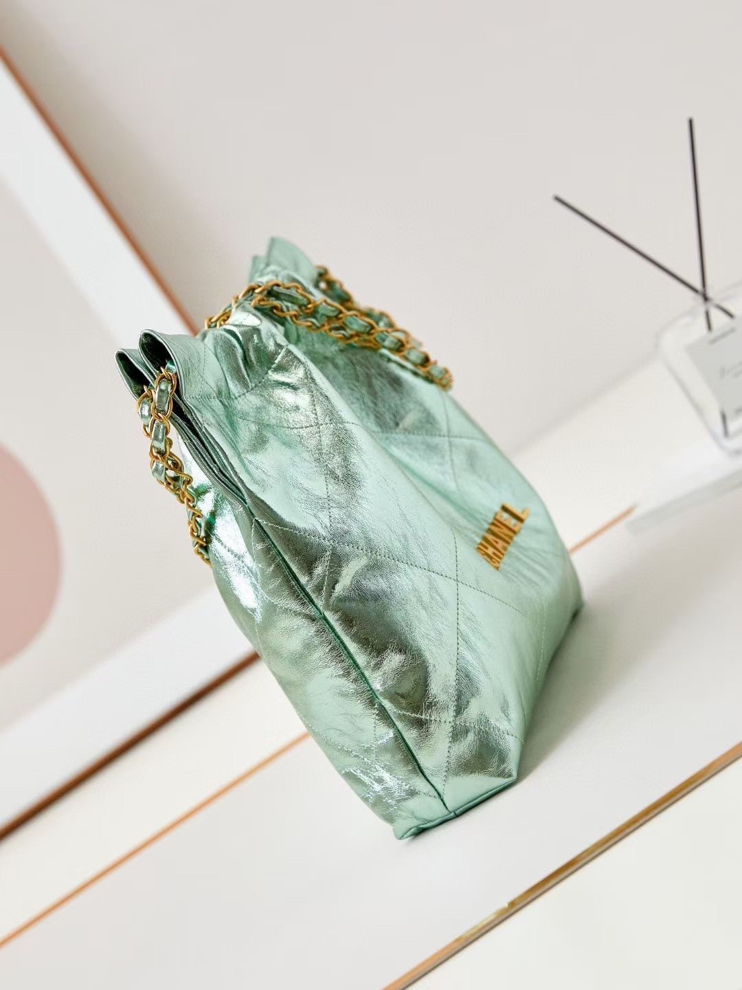 CHANEL 22 Medium HANDBAG In Metallic & Gold-Tone Metal กระเป๋าสะพายสีเมทัลลิค เกรดออริ ท็อป สลับแท้ 1:1 เกรดดีสุด ผ่านทุก ตม หนังแท้สวย ใช้งานต่างประเทศได้