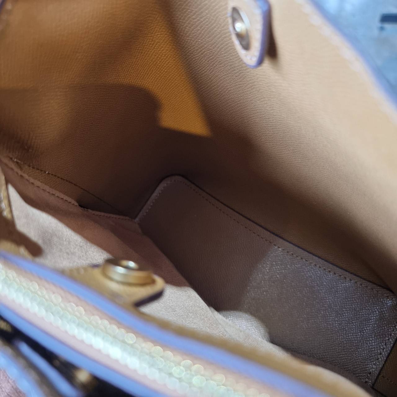 OUTLET 】COACH C3411 SMALL TOWN BUCKET BAG IN SIGNATURE CANVAS WITH DAISY PRINT สวยสดใสมาให้ถึงบ้านจ้า!! กระเป๋าทรงบัคเก็ตยอดฮิต รอบนี้น่ารักมุ้งมิ้งไม่เลิก ดีไซน์ลายดอกเดซี่คละรอบใบ วัสดุหนังแคนวาสเคลือบลาย ปากกระเป๋าเปิด-ปิดด้วยกระดุมแม่เหล็ก 2ฝั่ง มีหูจ