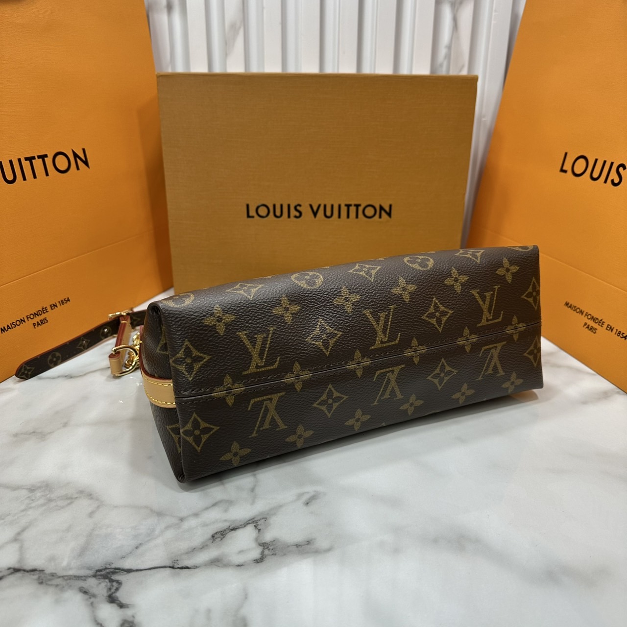LV CarryAll BB bag Monogram Canvas กระเป๋าสะพายแครี่ออล ไซส์ใหม่ ดีไซส์ใหม่สุดไอคอนิกปรับโฉมใหม่ประจำฤดูกาลในดีไซน์สุดชิค ตกแต่งสายโซ่สีทองงดงาม