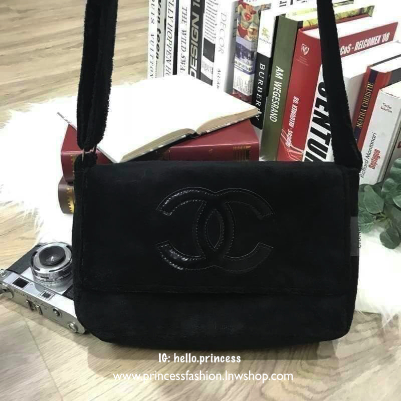 Chanel Beaute Crossbody Bag กระเป๋าถือหรือสะพายพรีเมี่ยมของเเท้จาก Chanel Cosmetic Counter VIP Gift รุ่นแนะนำวัสดุขนวูฟหนานุ่มตัดโลโก้แบรนด์หนังแก้วสวยโดดเด่น น้ำหนักเบา เปิดปิดด้วยฝาปิดกระดุมแม่เหล็ก ใบใหญ่กำลังดีใส่ ipad กระเป๋าสตางค์ใบยาว iphone เครื่อ