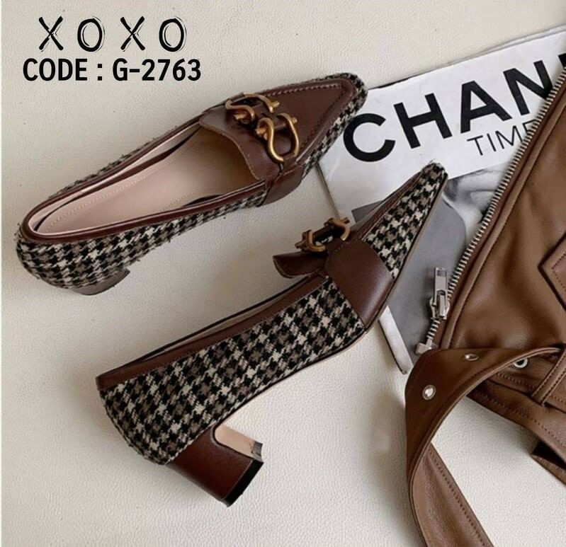 คัชชูหน้าวี ห้วแหลม ทรงเทย์ วัสดุผ้าทวีส ด้านหน้าติดอะไหล่ตะขอเกี่ยวสีทอง สวยงาม แมทส์ชุดง่าย น้ำหนักเบา มีส้นเล็กน้อย กำลังใส่สบาย