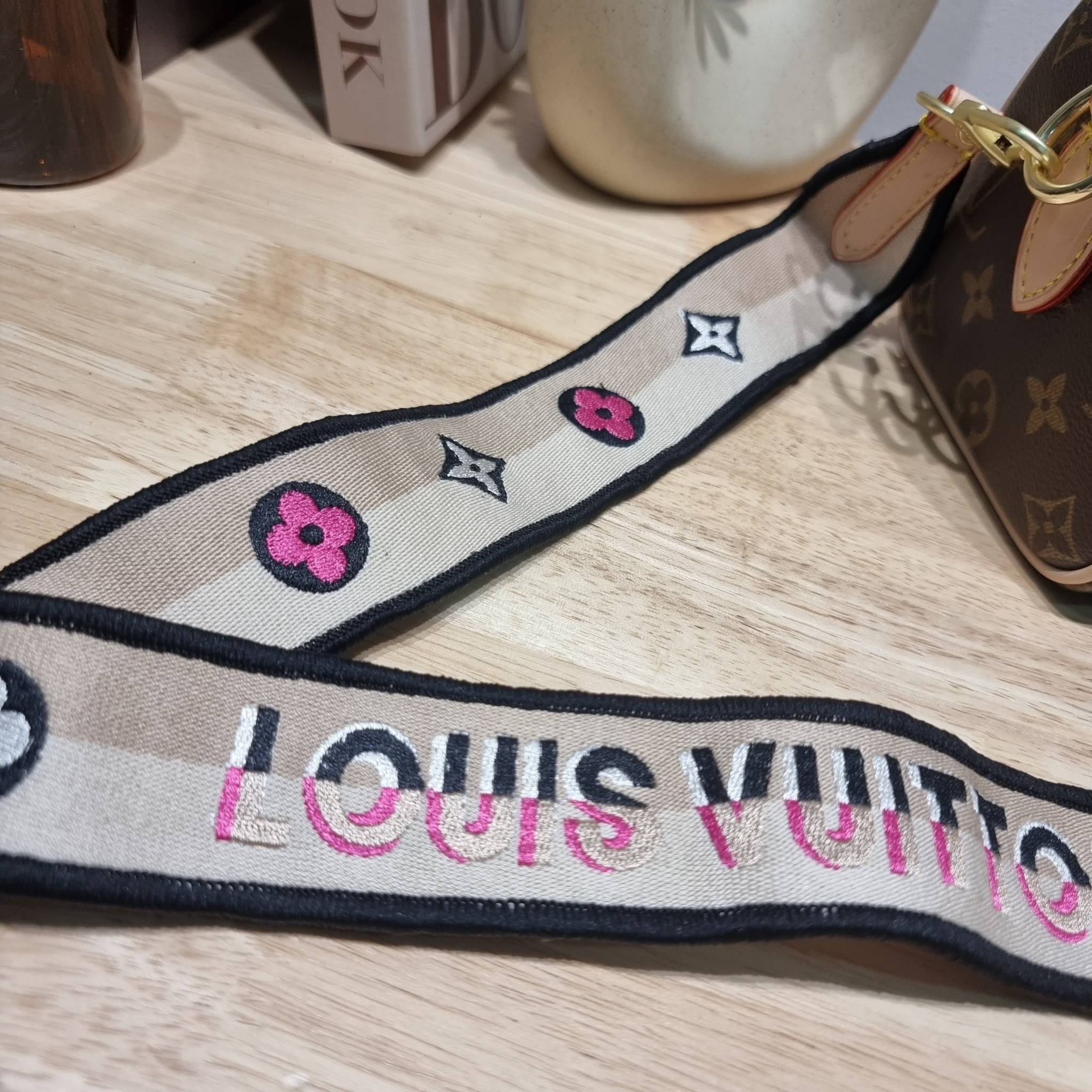 Set 3 ใบ LV Speedy Bandoulière 20 New in!! กับ box set ชวนสะสม ที่จับเอารุ่นยอดฮิต มามิกซ์รวมกับไอเท็มสุดคุ้มของมันต้องมี!! จัดเรียงให้อยู่ในกล่องสุดหรู ไม่ว่าจะตัวกระเป๋า กระเป๋าสตางค์ กระเป๋าจิ๋ว ใบไหนๆก็นำมาใช้งานได้จริง คุ้มค่ามากๆ แถมฟรี! ริบบิ้นลายล