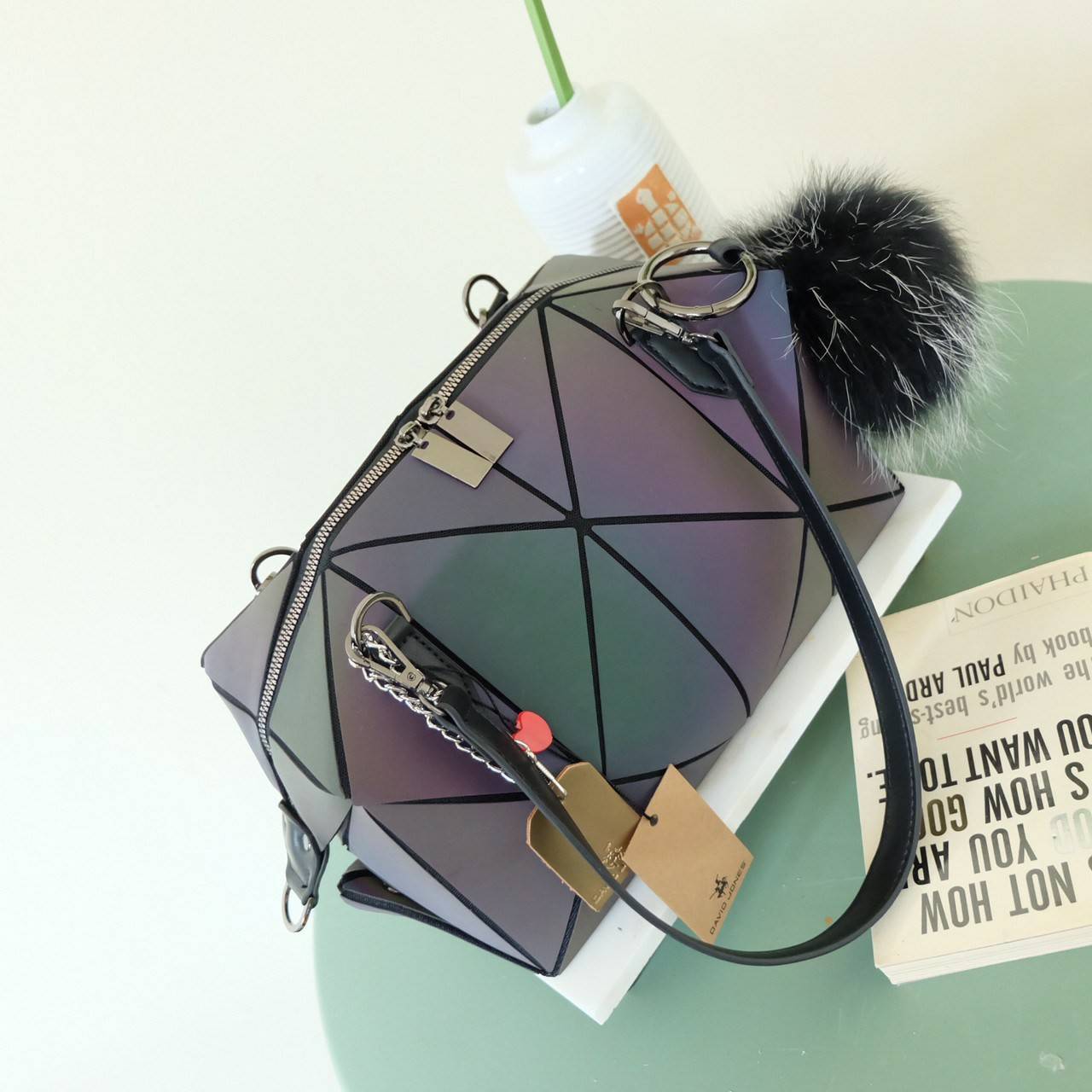 มาใหม่ กระเป๋าถือ/สะพาย ทรงสวย เหมือนซื้อ1ได้4 โอ้ย 🤩🤩 คุ้มสุดๆไปเลยค่า เพราะตัวกระเป๋าปรับได้ถึง4 แบบตามการใช้งานเลยน๊าแถมตัวกระเป๋าน้ำหนักเบาอีกด้วย ✨✨✨ สายสะพายถอดได้แถมสายยาวให้อีก 1 เส้น กระเป๋าทรงสุดฮิตจากแบรนด์ 