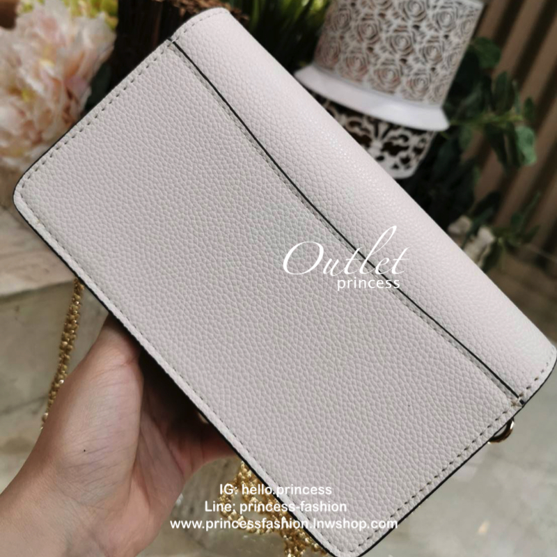 DISNEY X COACH Crossbody Bag 2019 New in! กระเป๋าสะพายคอลเลคชั่นสุดพิเศษ Limited Edition จาก Coach Factory ร่วมกับ Disney ทรงเหลี่ยม วัสดุหนัง texture ลายสวย วางอยู่ทรง ดีไซน์ ลายตัวการ์ตูนดิสนีย์ทั้ง 2 character เปิดปิดด้วยฝาปิด กระดุมแม่เหล็ก ภายในแบ่งช