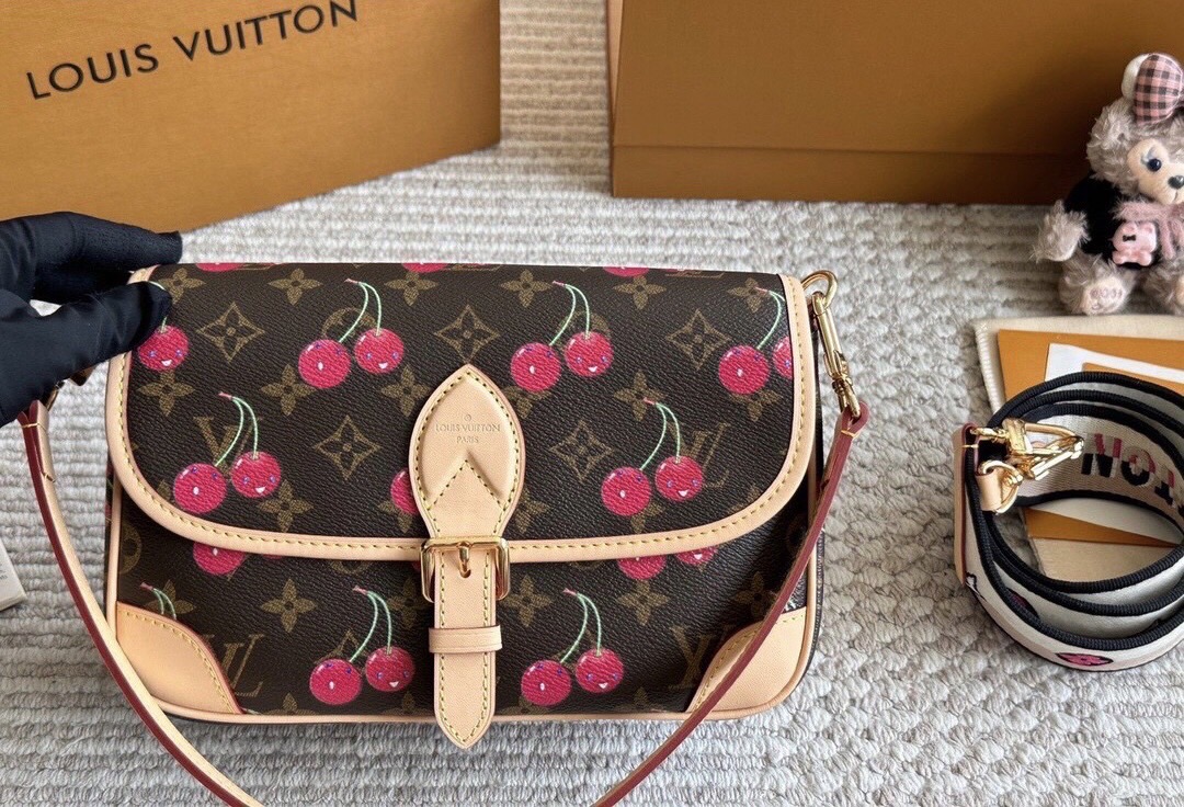 LV Diane Monogram Cherry กระเป๋ามัลติฟังก์ชั่นสุดคุ้ม คอลใหม่แสนสดใสด้วยลายเชอรี่ ที่ดีไซน์ออกมาน่ารักน่าใช้มากๆ มีสายมาให้ถึง 2 แบบ สายหนังคล้องไหล่ได้ และสายสปอร์ตครอสบอดี้ได้