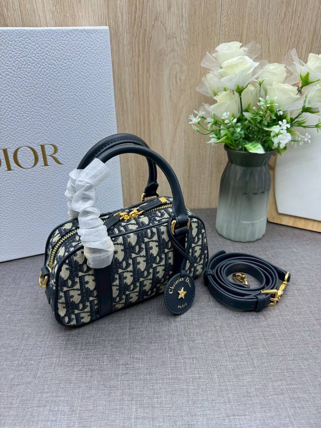 ORI หนังแท้ | DIOR D-Vibe East-West Nano Bag กระเป๋าทรงหมอนไซส์มินิน่ารัก ดีไซน์โบว์ลิ่งรูปทรงทันสมัยใช้งานง่ายจุของสำคัญได้ครบ สวยสง่างามเป็นเอกลักษณ์