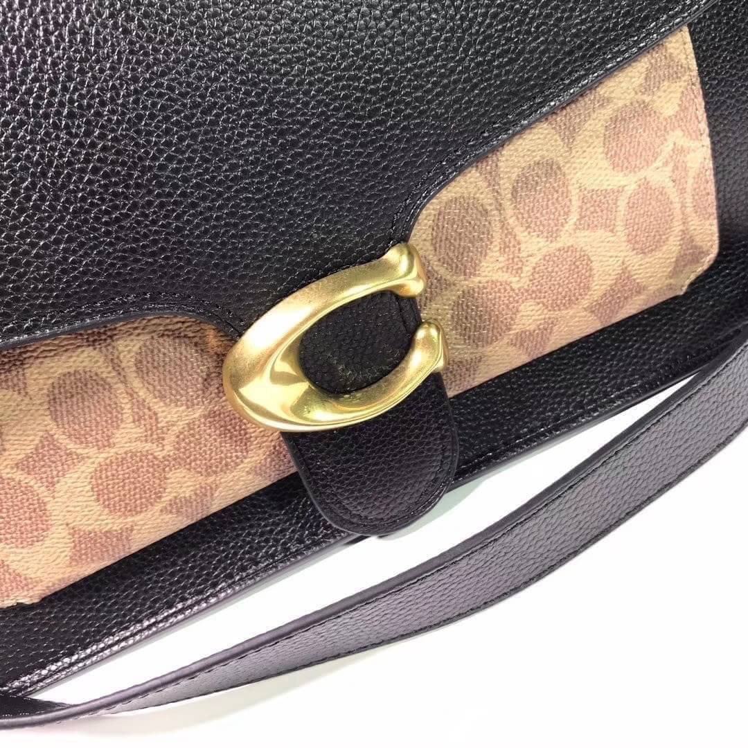 OUTLET 】COACH Tabby Shoulder Bag พร้อมส่งที่ไทย A modern take on an archival 1970s Coach design, our structured Tabby shoulder bag is crafted in polished pebble leather. Finished with our Signature hardware for an iconic touch, the versatile silhouette fe